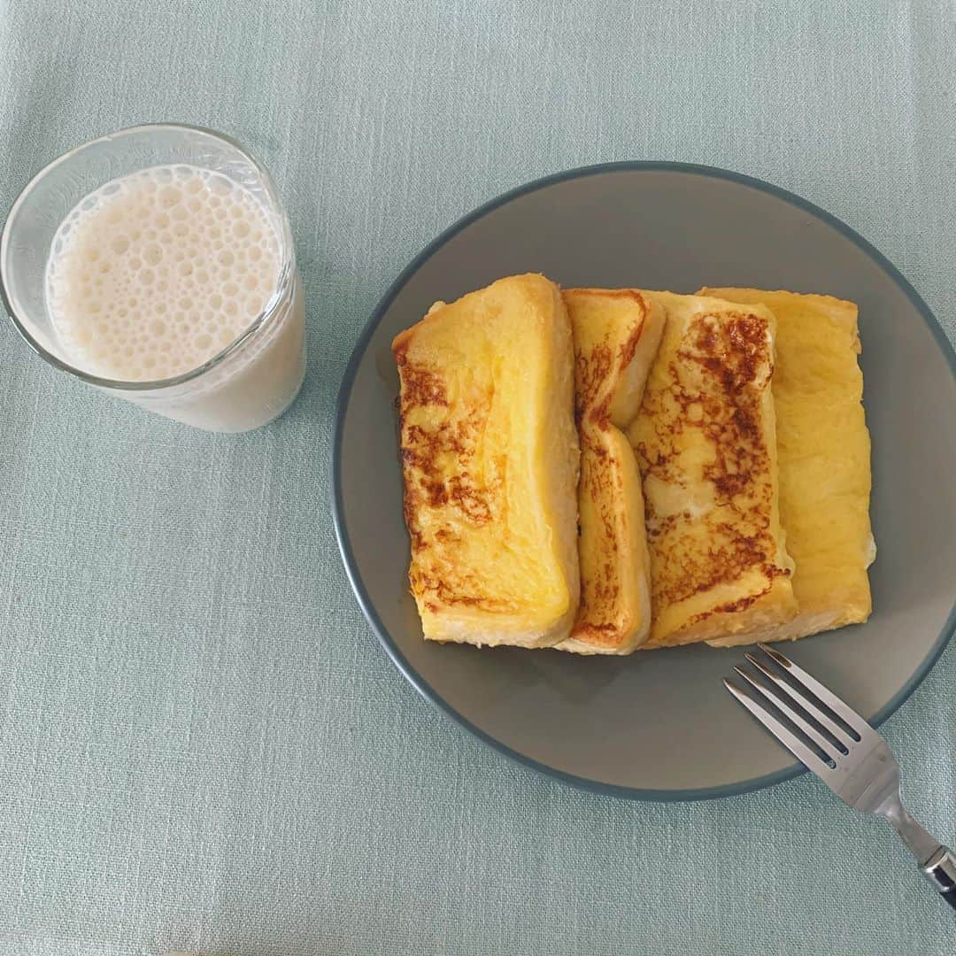 鈴木えりかのインスタグラム：「. あさごはん . . . . #フレンチトースト #おうち時間 #🍞」