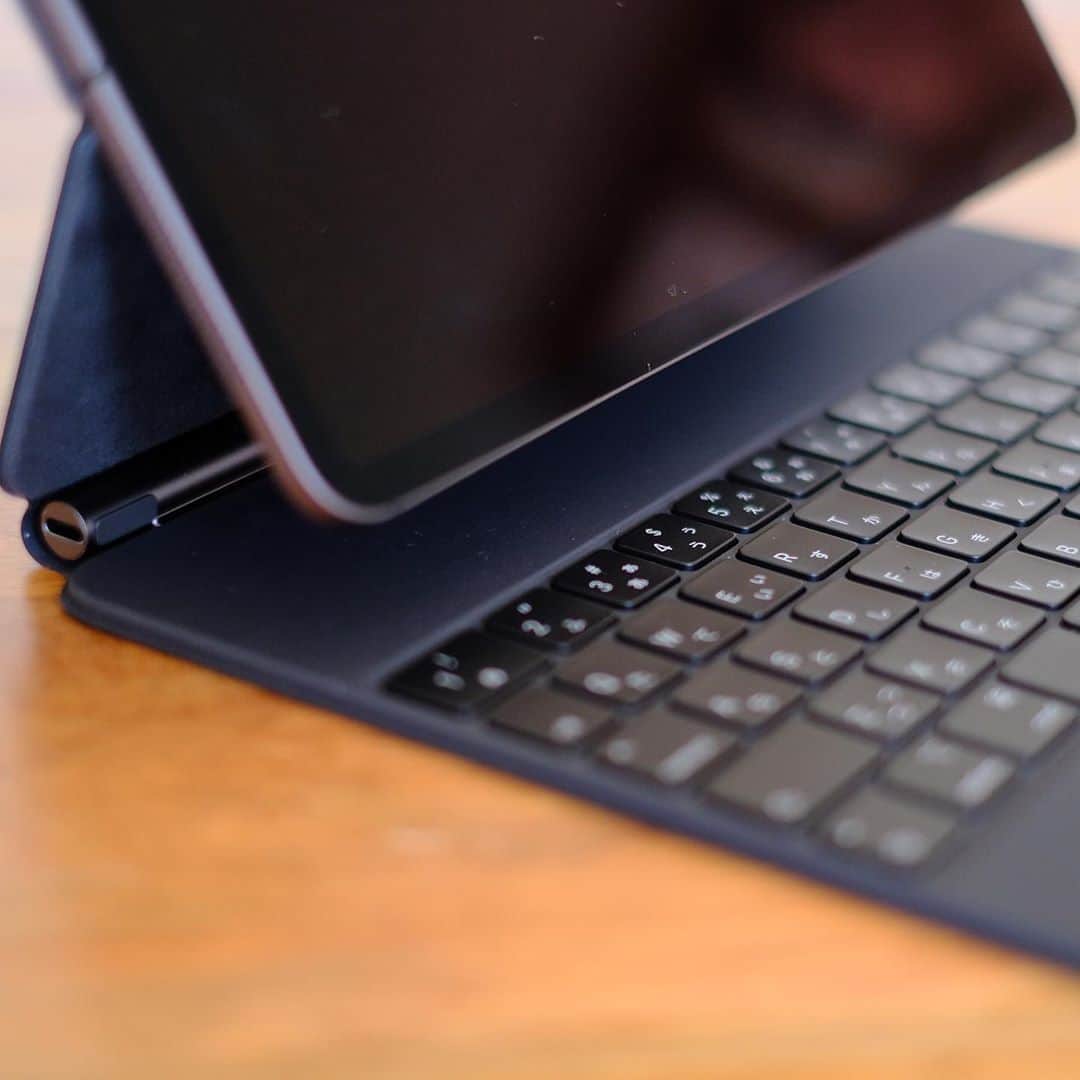 松村太郎のインスタグラム：「#MagicKeyboard for #iPad Pro makes me a devout #iPadOnly person.」