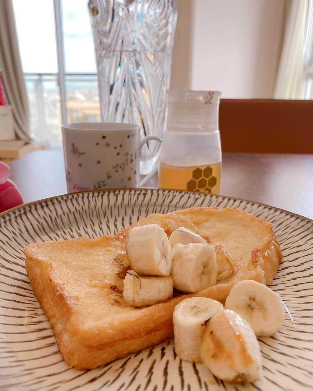 軍地彩弓さんのインスタグラム写真 - (軍地彩弓Instagram)「朝ごはんをちゃんと食べるようになって、最近の食卓の定番がこの藤井養蜂さんぬき美濃加茂蜂蜜🍯。 たくさんの花🌼の蜜がギュッと詰まった美味しい蜂蜜です^_^。 すっきりとした後味で、今日はフレンチトーストにつけて。 美味しくいただきました。  #免疫力アップ #藤井養蜂 #おうちごはん #おうち時間 #軍地めし」4月21日 13時06分 - sayumi7