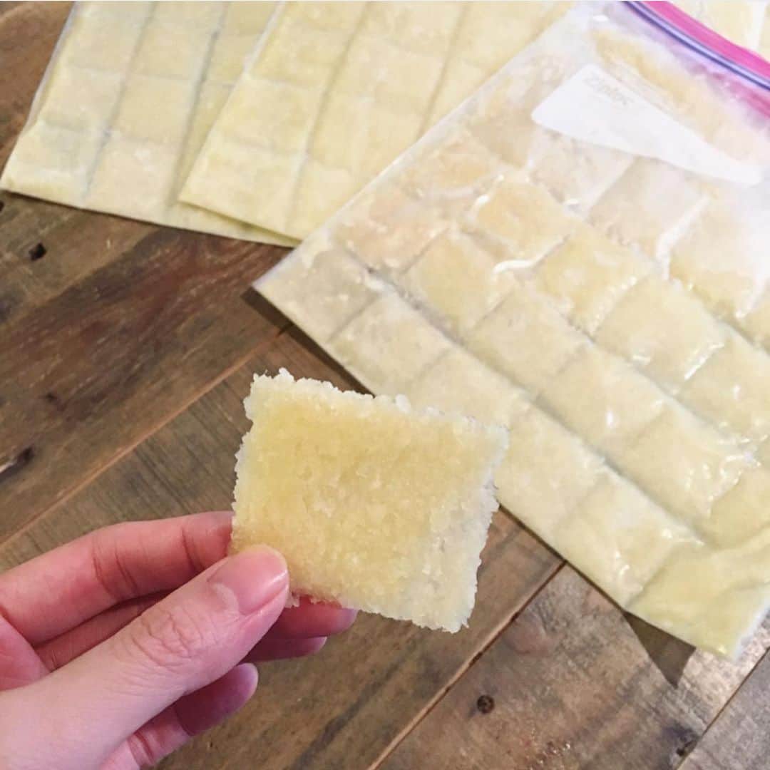 高木りなのインスタグラム：「#RinasTable *Recipeあり* 韓国料理には欠かせない、にんにくのみじん切り！ 先ほど投稿したほうれん草のナムルにも登場しましたが、保存方法をご紹介しますね。 これがあると、毎日のお料理の時間がグッと短縮されます。おうち時間が増えた今、是非いかがですか♡ . . 【にんにくみじん切りの保存方法】 . 大量に刻んだにんにく(フードプロセッサーでもOK!)を ジップロックに薄くひきつめて、 包丁の背で四角く型を取り冷凍庫へ。 固まったらパキパキ割って使います。 . わが家では大体、 大さじ1ぐらいの大きさで型取りしてます。 そして生姜もこの方法で 小さじ1ぐらいで保存しています。 . . #にんにく #にんにくみじん切り #にんにく保存方法 #韓国料理 #5分で副菜もう一品 #마늘저장법 #냉동마늘 #rinastablerecipe」