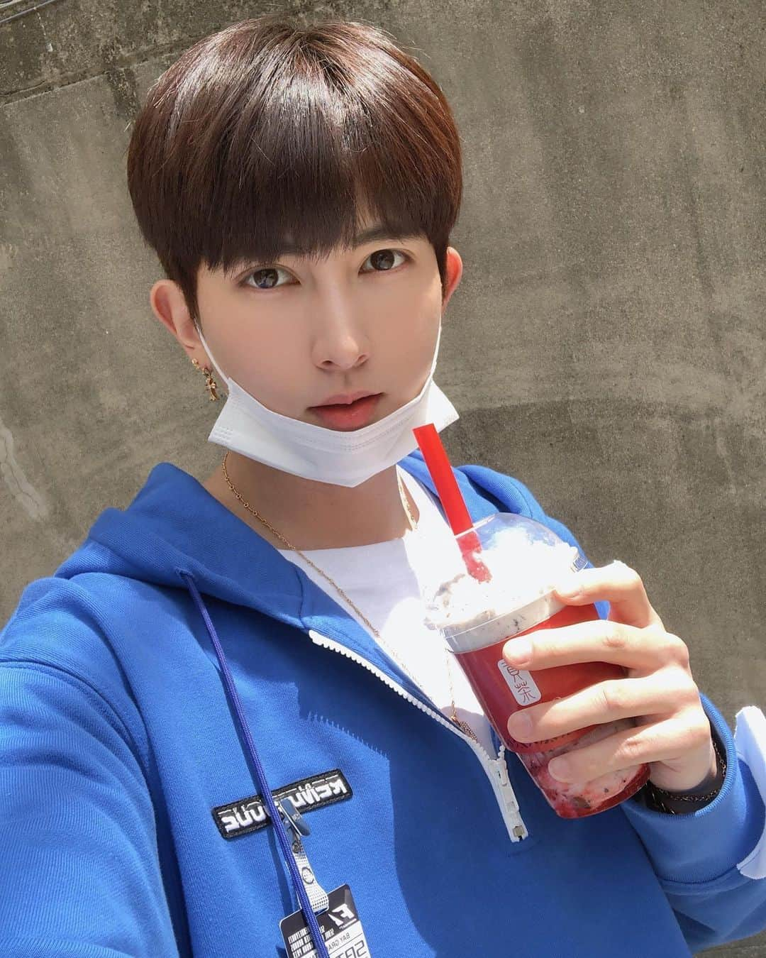 キソプさんのインスタグラム写真 - (キソプInstagram)「😋🥤💙 #KISEOP #점심끝 #식곤증 #😴」4月21日 13時11分 - ki_seop91