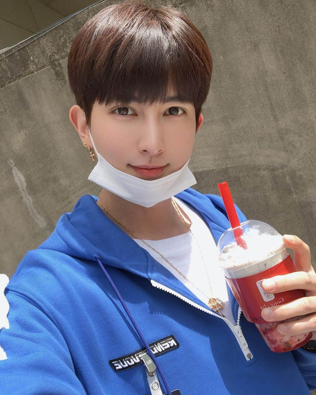 キソプさんのインスタグラム写真 - (キソプInstagram)「😋🥤💙 #KISEOP #점심끝 #식곤증 #😴」4月21日 13時11分 - ki_seop91