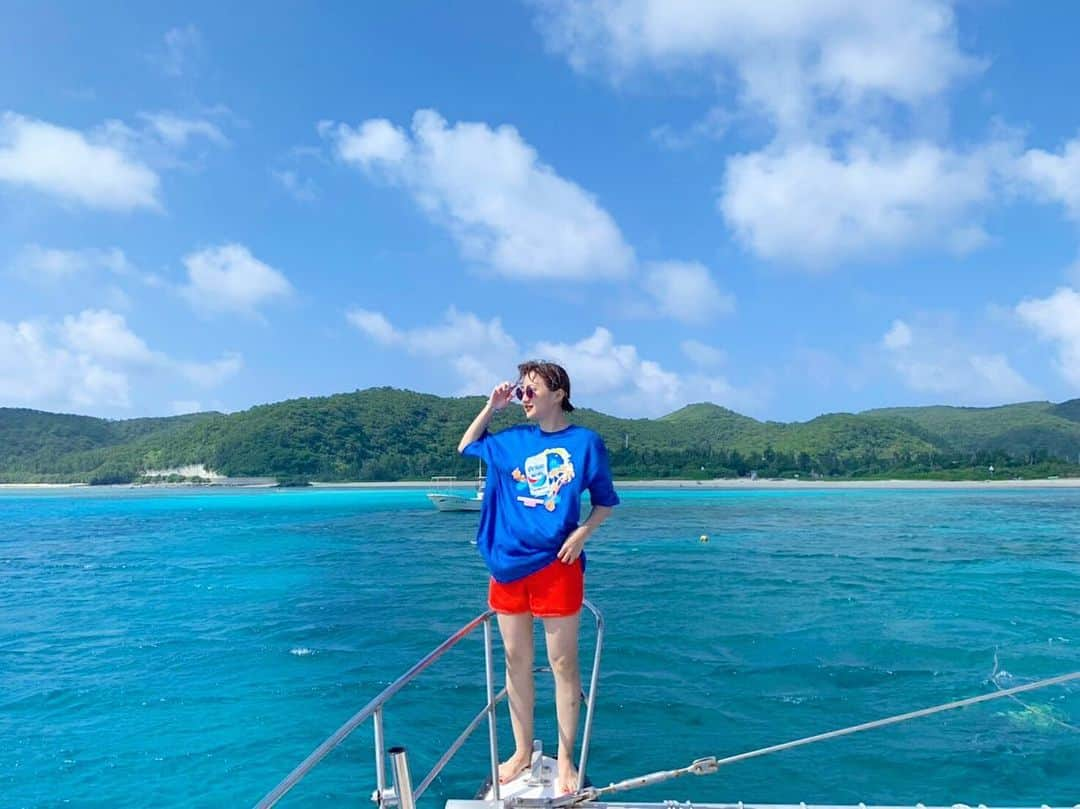 樹麗さんのインスタグラム写真 - (樹麗Instagram)「よし。去年の沖縄弾丸旅行。 載せてっちゃう🏝🐠🏝🐠 . . 最高のおもひでを ちょっとでもお裾分け🤏  #沖縄 #座間見島 #夢と飲むから美味しいさ #ワッター自慢のオリオンビール #自粛終わったらみんなで #あっりかんぱい#🍻 #すぐ現地に染りたいタイプ#👕#😎#✌️」4月21日 13時15分 - juri_kami_0213