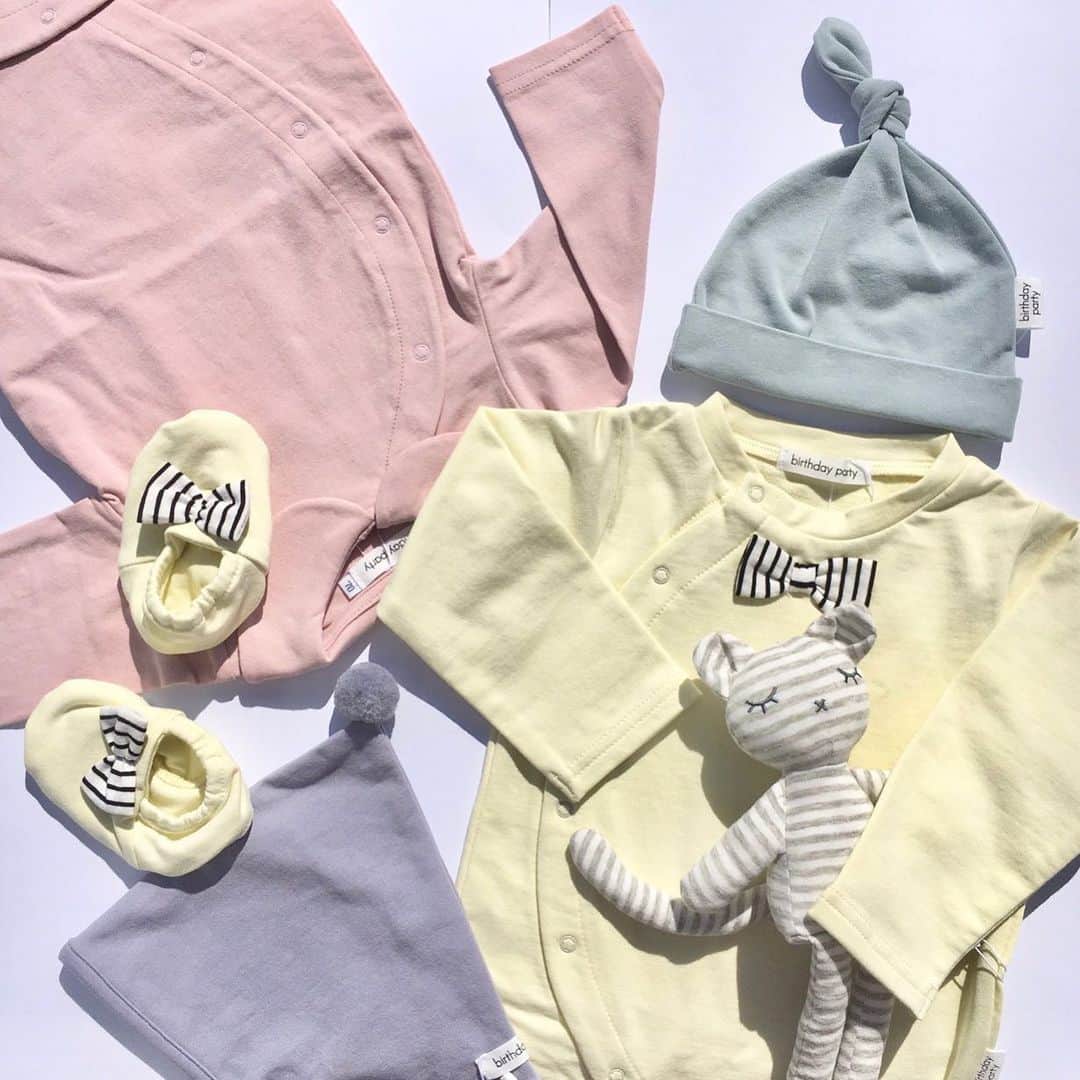 blossom39_officialのインスタグラム：「. 《バースデイパーティー》のお洋服などに、 イエロー、グリーン、パープルなど新色が登場♪ . 春らしいパステルカラーが お家でのリラックスタイムの気分も あげてくれそうです♡ . ポンポンがついたボンネットや、 鈴入りのぬいぐるみも新アイテムとして仲間入り(^^) . シンプルだけど可愛いデザインだから、 お持ちのお洋服ともコーディネートしやすいのが バースデイパーティのいいところ♡ いろいろなアイテムで春の装いをお楽しみください♪ . 今ならオンラインショップ全品送料無料！！ . #blossom39 #ブロッサム39 #birthdayparty #バースデイパーティー #春色  #新色 #お家時間 #お家遊び #お家コーデ #赤ちゃんのいる暮らし」
