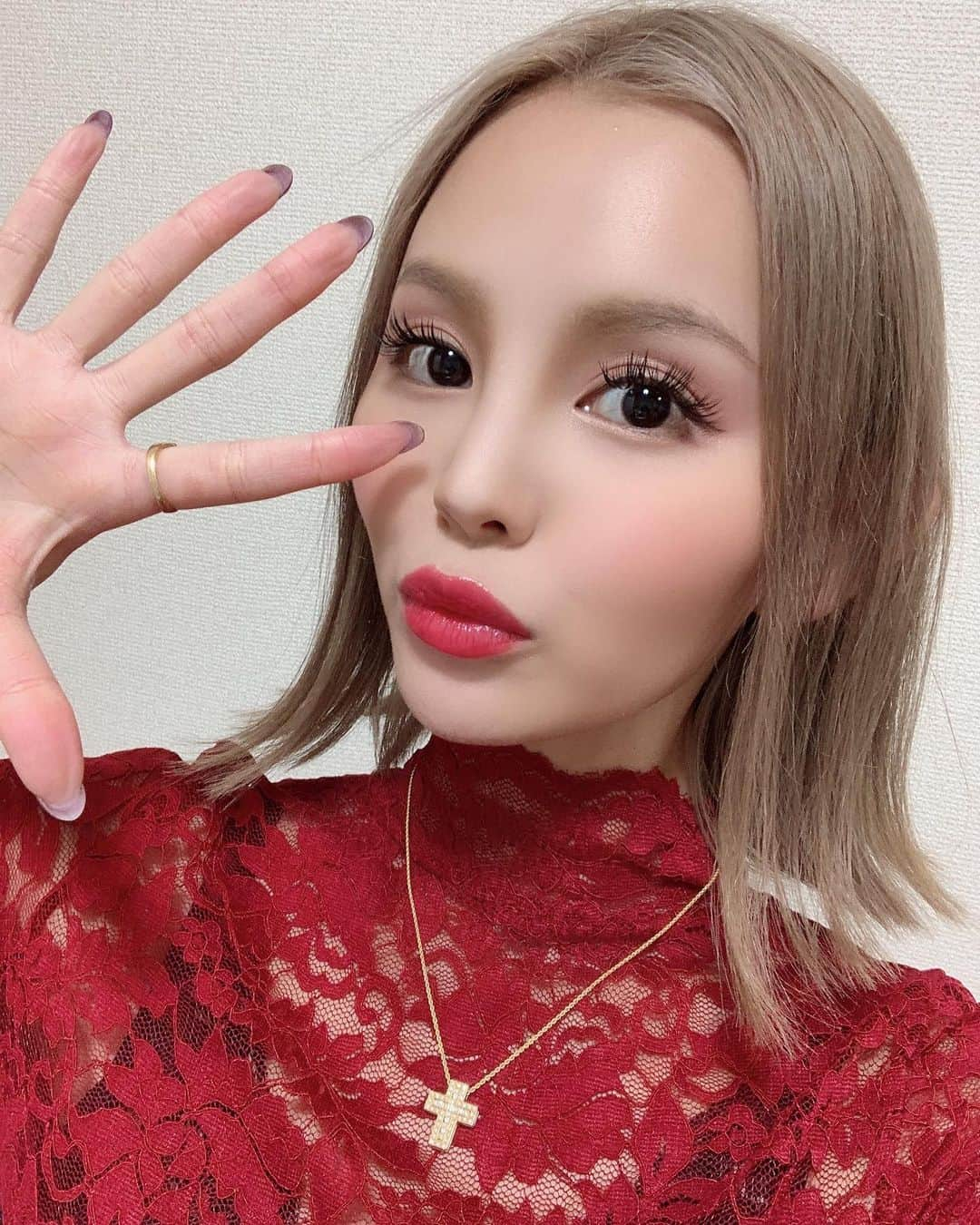 丘咲エミリさんのインスタグラム写真 - (丘咲エミリInstagram)「⚠️都合のいい女にならない条件 . たまにはこういうのも書いてみます😂 . 都合のいい女扱いされるのは、 まあぶっちゃけゴメンですよね！ . しかしながら都合のいい女になってしまう女性パターン多いんですよ😢😢🙏 何故なら私にも経験があるのでwww . そしてそのパターンには必ずと言ってもいいくらい、当てはまる条件があります。 . 都合のいい女にならない5つの条件 1.自立している 2.趣味をもっている 3.依存しない 4.物事ハッキリ言える 5.yesマンじゃない . 自立してる女性は、男性から見ても 簡単に扱えると認識されなくなります。 なので、本命になるケースはあっても 都合のいい女にはなかなかなりにくいです。 更に、自立している事によって、 「男性に頼ろう任せよう！」 「決定権は男性に！」 という考え方にもならなくなります。 . 実際のところ私自身、まったく男性に頼ろうとか思ってませんし、決定権をあげようなど全くもって思ってません😂 . 決めるのは私！というまあ何て自己中なのでしょうかwww  それが私です残念ながら🙍‍♀️ちーん . 趣味をもっている。 これは、次にくる "依存しない"にも 繋がってくる内容になりますが、 自分の趣味がある事で 自分の趣味の時間の確保だったり、 頭の中が彼だけで埋め尽くされる事がないからです。 . 依存しない。 なんでもそうです、依存したら終わりw  恋愛体質な女性or男性、 依存しやすくないですか？ 依存を愛だと勘違いしている人も多く見受けます。そんな事は決してありません。 . では、どうしたら依存しないで済むのか？ . 最短距離は、彼がいなくても生きていけるという自信を持つことです。それは物理的でも精神的でも両方に言える事です。 . 物事をハッキリ言える。 都合のいい女になってしまう人の傾向として 相手に合わせてyesもnoもハッキリ言えない人が多いです。簡単に言えば、自己主張をあまりしない、できないという事ですかね。 . 例えば、彼から明日会おうよ！ と連絡がきたとします。 明日は用事があるから会えない！ また別日にしてくれない？ と、ハッキリ言えるのかどうか . 用事を蹴ってそれを伏せて、会えるよ！ と言う人は都合のいい女になりがちパターンですね😩😩😩 . 男性からしても、 "いつでも誘えば会える女"という認識になるので、これはあまり好ましくないかなと私は思いますね！ . yesマンじゃない！これも同様で 嫌なら嫌とハッキリ意思を伝える事によって 相手も考えるようになるからです。 . この子はこれは嫌なんだ、 あ、これは喜んでくれている…など。 . 自分を持っていない人は、 男女関係なく、人にいいように扱われやすいです。気をつけましょう(^.^) . ただ、私のように我が強すぎるのはナンセンス。逆に扱いづらすぎて相手が疲れてしまう傾向に😭大切な相手なら、疲れさせないように思いやりも大切ですね✨ . . #都合のいい女 #依存体質  #恋愛依存 #自立 #お悩み相談」4月21日 13時35分 - emiri.okazaki_official