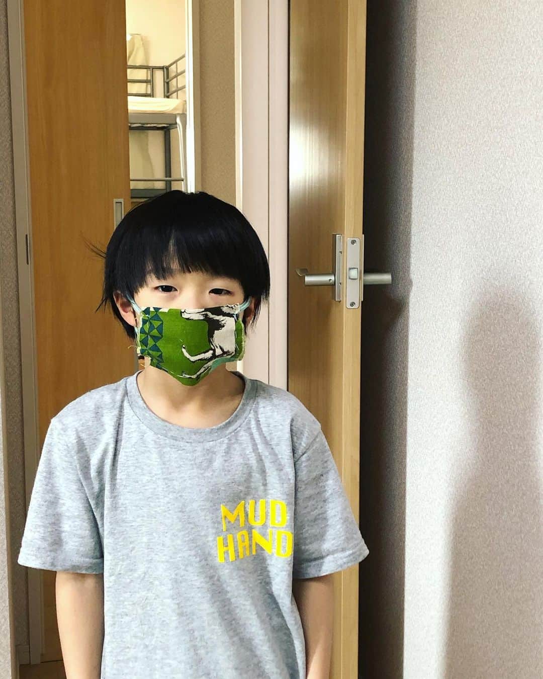 渡辺沙亜里さんのインスタグラム写真 - (渡辺沙亜里Instagram)「マスク第三弾、完売しました！！ 沢山のご支援本当に感謝致します。。 まだまだ作りますので、焦らずお待ちくださいませ🔥 そんな中息子は遂に自分でマスクを作り出しました。笑 みなさんも是非チャレンジしてみてください🙌🏻 #mudhand #マスク #完売」4月21日 13時29分 - saari_watanabe