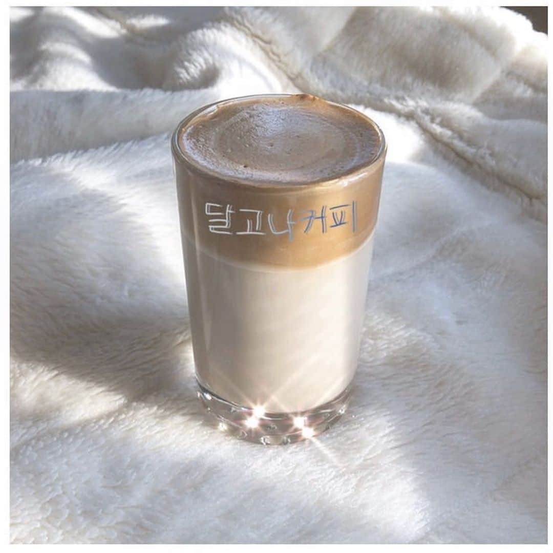 fasme.mediaさんのインスタグラム写真 - (fasme.mediaInstagram)「. 《おうちで作れる💕話題の #ダルゴナコーヒー 》 . お家で簡単に作れると、韓国で話題のダルゴナコーヒーでまったりカフェタイムはいかが？？ . . 【作り方】 1．インスタントコーヒー・砂糖・水（大さじ2ずつ）を1:1:1の割合で容器に入れる。 . 2．ミキサーでホイップのようになるまでかき混ぜる。 . 3．お好きなカップに牛乳を入れ、その上にホイップを乗せる。 . ふわっふわで美味しいダルゴナコーヒー。あなたもぜひ作ってみてね💕 . ✳︎お気に入りの写真を#fasmeのハッシュタグをつけて投稿 または @fasme.media をタグ付けして投稿してね♡fasmeのinstagramやwebサイトであなたの画像が紹介されるかも...♡✳︎ . thank you♡photo . @saki613ta @_kaede_k @rina._.1213 . #cafe#カフェ巡り#カフェ好き#おしゃれカフェ#カフェ好きさんと繋がりたい#cafestagram#スイーツ巡り#カフェ活#カフェさんぽ#カフェ好き#카페#카페스타그램#fasme#カフェスタグラム#韓国カフェ#ダルゴナコーヒー#おうちカフェ#stayhome#ステイホーム#コーヒー#韓国コーヒー#フォトジェニックドリンク#映えドリンク#お家カフェ」4月21日 13時32分 - fasme.media