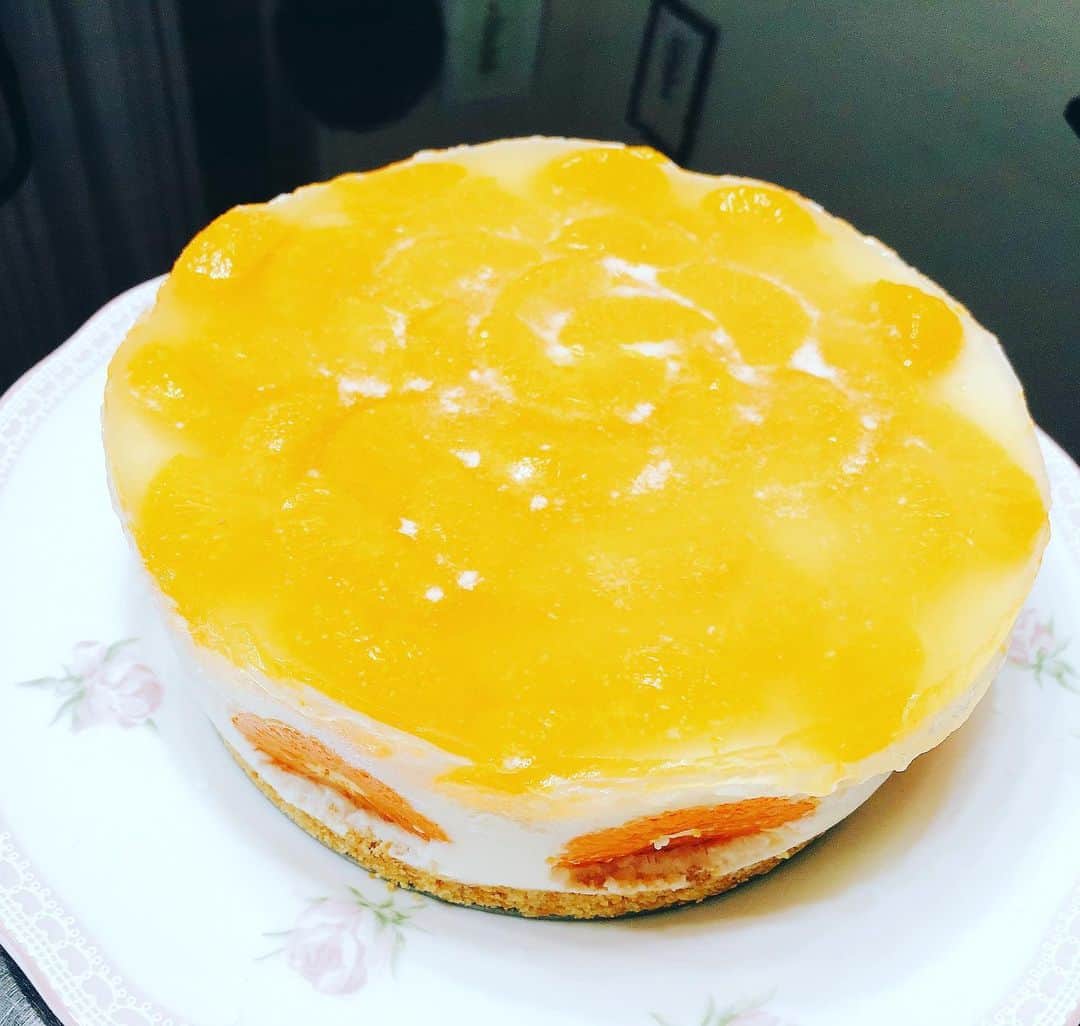 芳賀優里亜さんのインスタグラム写真 - (芳賀優里亜Instagram)「みかんケーキ作ったけど、固まる過程、待てなくて早まったりしたから、綺麗にできなかった🤣」4月21日 13時36分 - yuria_haga