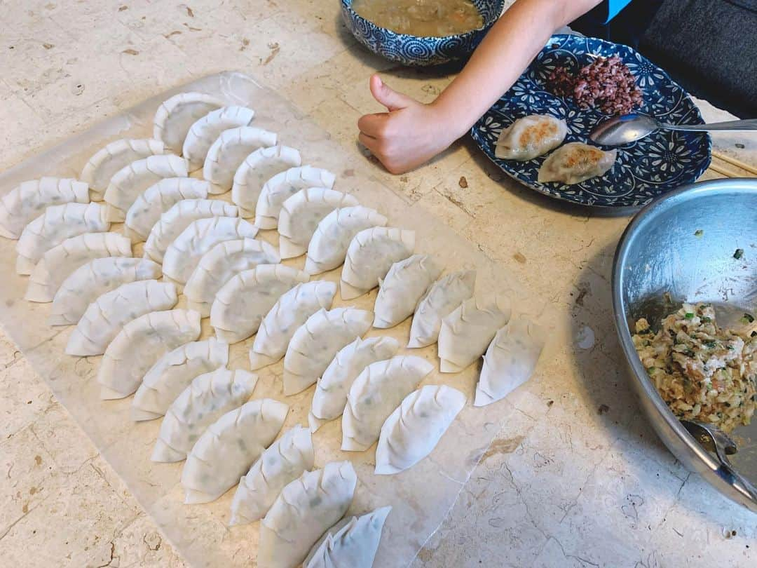 仲間リサのインスタグラム：「餃子作り🥟﻿ 作りながらお腹空いた息子はそのままお昼ごはん.﻿ ﻿ 野菜たっぷり、具たっぷりな我が家の餃子.﻿ (具を入れすぎて皮が破れてるのもご愛敬👐🏻)﻿ ﻿ 余った皮でチーズとチョコ入れておやつ用も🍫」