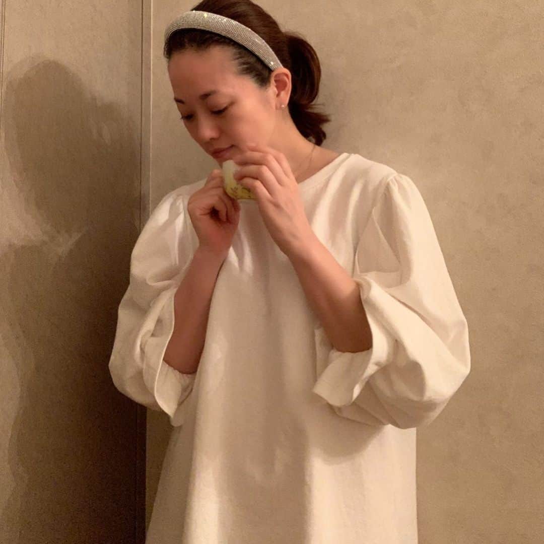 のインスタグラム：「※ Room wear ✨ . よく友達との会話で、おうちで何着てる？ と話すんですが、皆さんはどんなですか？ 私の場合いい時は @birthdaybashshop の スウェット素材のワンピとか✨ . エクササイズする時なんかは スタッフTシャツ着てます😂 . ☝️これは外に出る時恥ずかしいので 着替える必要ありなので、出ない時に限る。涙 . もう少しおうち時間が続くから 部屋着追加しようかな…🤔 . . #部屋着 #roomwear #ルームウェア #birthdaybash #バースデーバッシュ #おうち時間 #stayhome #fashion #instafashion #ファッション」