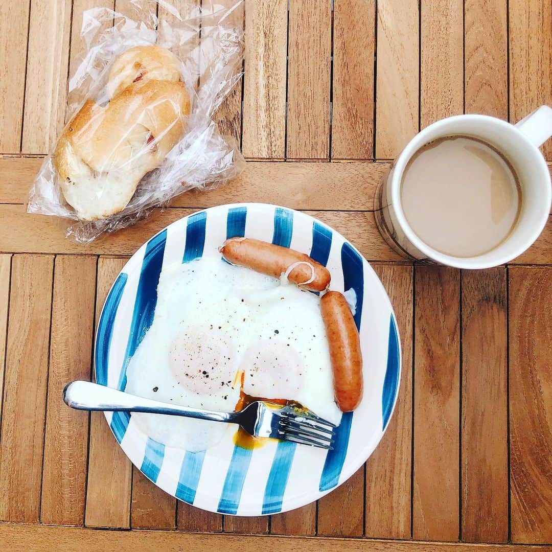 LOVEのインスタグラム：「ベランダにガーデンテーブルとチェア。  届いた！  晴れの日はここメインの予感。  もぐもぐ  #stayhome #hellyeah #wearesostayinghome」