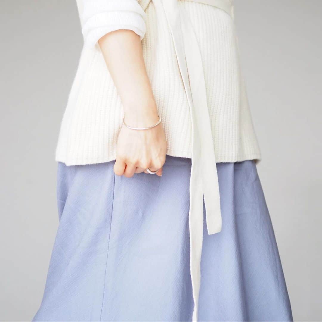 田中亜希子さんのインスタグラム写真 - (田中亜希子Instagram)「木材パルプから精製され製造過程でも環境を汚染せず、やがては土に還るエコな素材「リヨセル」を使用した麻ナロースカート。  @oblekt_jp は繊維のスペシャリストのブランドで、サステナブルな素材を使用して環境に優しいコレクション。 サテンのような艶もありながら、足さばきが軽く優しい質感でエレガントにもカジュアルにも色々なスタイルを楽しめそうです。  カラーはパープルとベージュの2色展開です。丈は長めで、私は一つ折り返していますが薄軽素材なので折り返しても見た目に響かないです☝︎ 家ではパンツばかりですが、外で穿く日を心待ちにしていたスカートやワンピースなどを着るとまた気分も変わります＾＾ 一緒に合わせたカットソーは @senseofplace_ur 。 ベストは MAISON SPECIALのワンピースとセットになっていたものです。  #oblekt #オブレクト　#サステナブル #サステナブルファッション #低身長#低身長コーデ#おちびの輪」4月21日 13時48分 - akiico