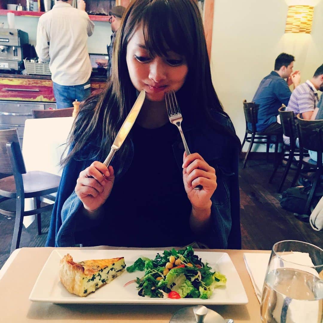 朋未のインスタグラム：「ブランチしようとブルックリンのストーンパークカフェに  キッシュとエッグベネディクトが好きになった瞬間  #brooklyn #brooklyncafe #manhattan #ny #ny留学 #ny観光 #nycafe #stoneparkcafe」