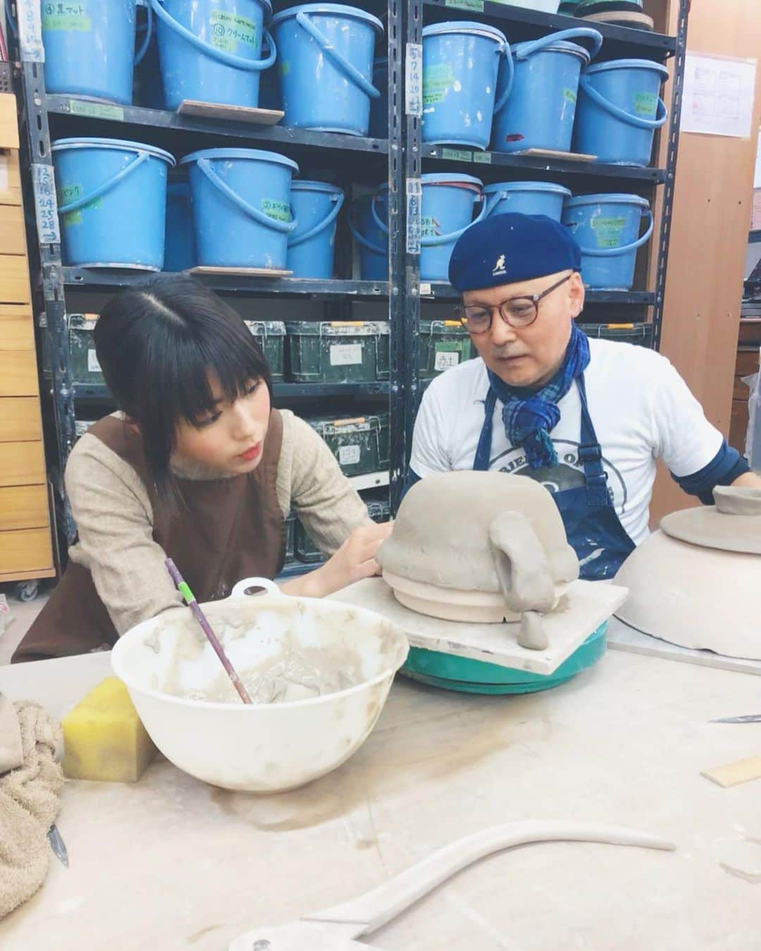 のインスタグラム：「何ヶ月か前に作った #手作り土鍋🍲 ようやく出来上がったらしい。(陶芸大好きなのです) 土鍋づくりは初挑戦だったのですが、蓋とか取手部分とか…難しかったなー🧐 でも優しく教えていただいて、他の生徒さんは観光客の方ばかりで、とっても楽しかった しばらく受け取りに行くのは難しそうだけど、早く受け取って今年の夏は自家製火鍋を作りたいのです。🪂🔥 #陶芸 #陶芸教室 #土鍋づくり」