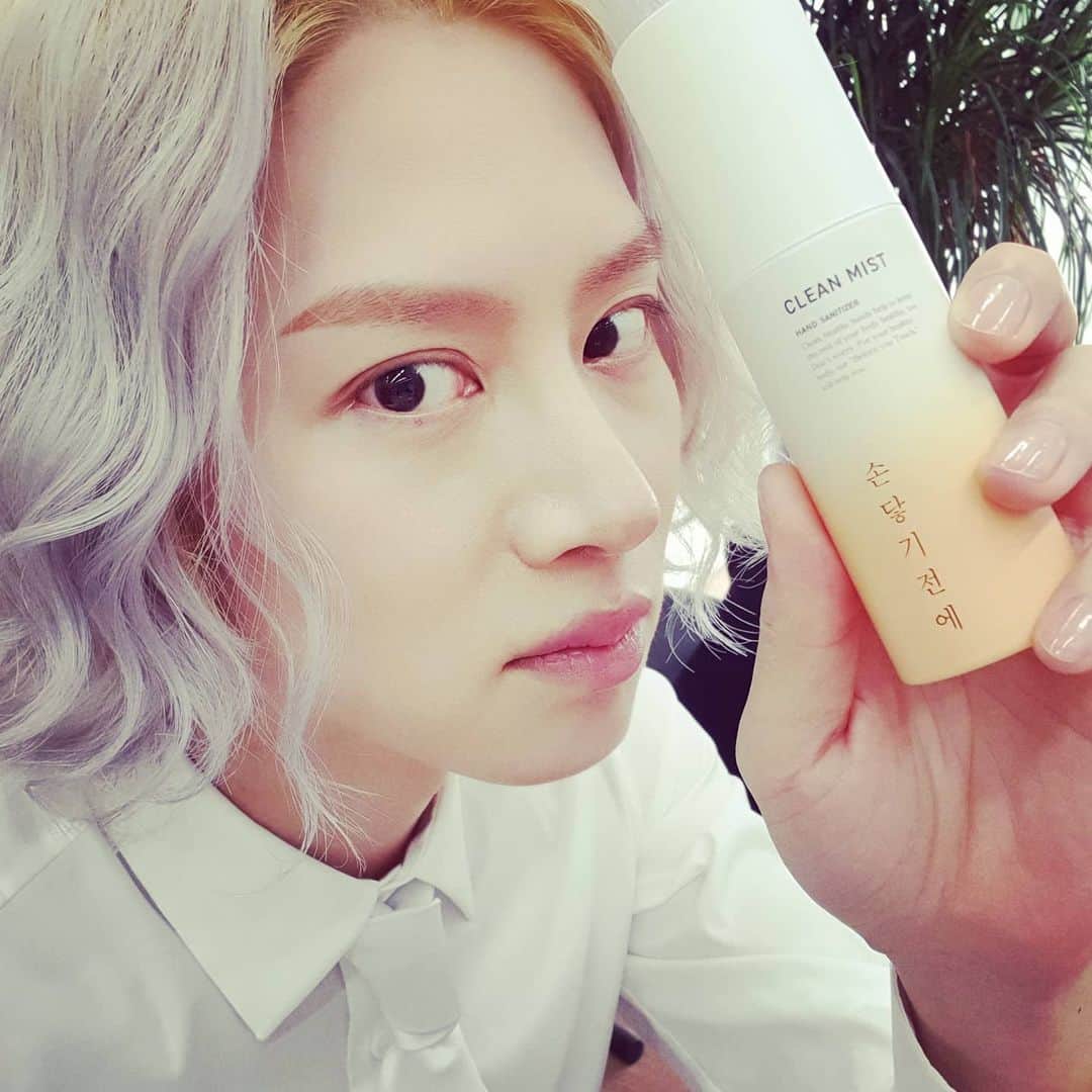 のインスタグラム：「내가 새벽에 불 다 꺼놓고 혼자 공포영화 보는게 취미일 정도로 귀신, 사람 등등 갑툭튀에 안놀라는 사람인데.. <부부의 세계> 이건 뭔가 지금까지 겪어보지 못한 무서움이다..🤵👰 . . 헐 대박!! 3화보면서 글 쓰고 있는데 여다경 지금 OOOO!!(스포일러 방지) 여다경 미쳤다! 돌았다! . . 진짜 <부부의 세계> 매 회 볼 때마다 무서워서 심장이 쫄깃해지고 손바닥에 땀 나는데 그 손을 아무데나 닦으면 또 안되잖아요. 요즘같이 특히 청결에 신경 써야할 때는 역시!! '휘아' 손 세정제 '손 닿기 전에' 만한 것이 없겠죠?🤗 다들 '휘아' 로 청결하고 건강한 하루 보내세요👋👋 . . #부부의세계 #휘아 #WHIA」