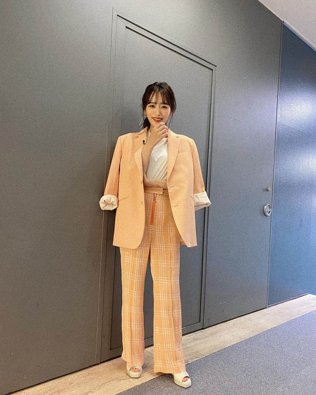 近藤千尋のインスタグラム：「ヒルナンデスコーデバトル ありがとうございました☺️ 日本エレキテル連合のお二人と ロケをさせて頂きました✨👚 中野さん、とってもセクシーに綺麗に 着こなしてくださって コーディネートしていて とっても楽しかったです❤️🥺 #衣装はこちらでした」