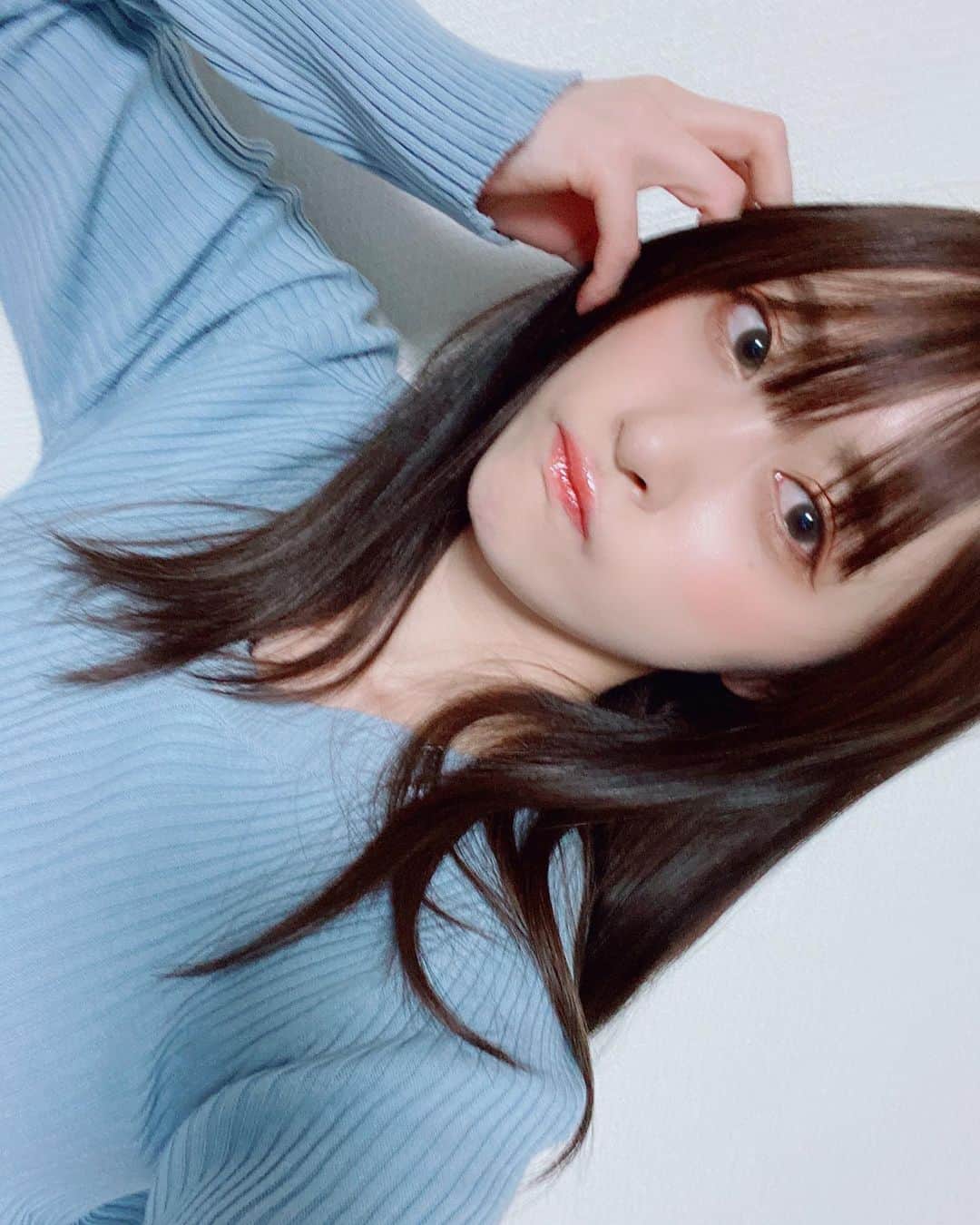 のインスタグラム：「✿﻿ ﻿ 写真撮るって思うと﻿ 結構構えちゃう事が多いんだよね～﻿ ﻿ 色んな表情…と思って撮ったんだけど﻿ 表情に集中しすぎてブレまくりで﻿ これしか採用できなかった 笑  この服少し袖が長めでお気に入り💙 ﻿ #クルーズグループ #av女優 #AV﻿ #セクシー女優 #桐山結羽 ﻿ ﻿#水色 #ニット」