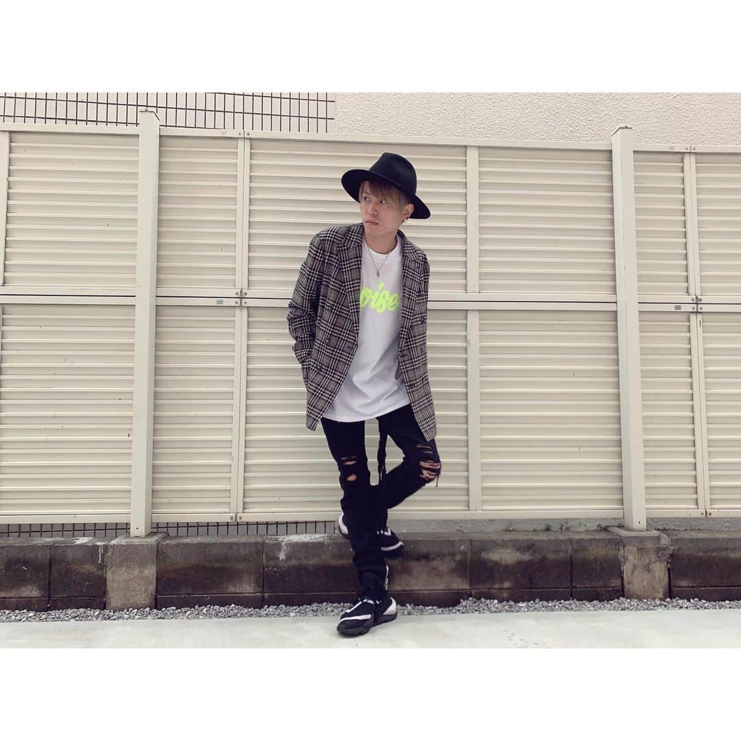 HRK（ハル）さんのインスタグラム写真 - (HRK（ハル）Instagram)「友達がやってるセレクトショップで買った #Tシャツ 👕 #fashion #mensfashion  #worldstyling #hat #ca4la #Jacket #5351pourleshommes #pants #LHP #sneakers #y3」4月21日 14時36分 - hrkharu