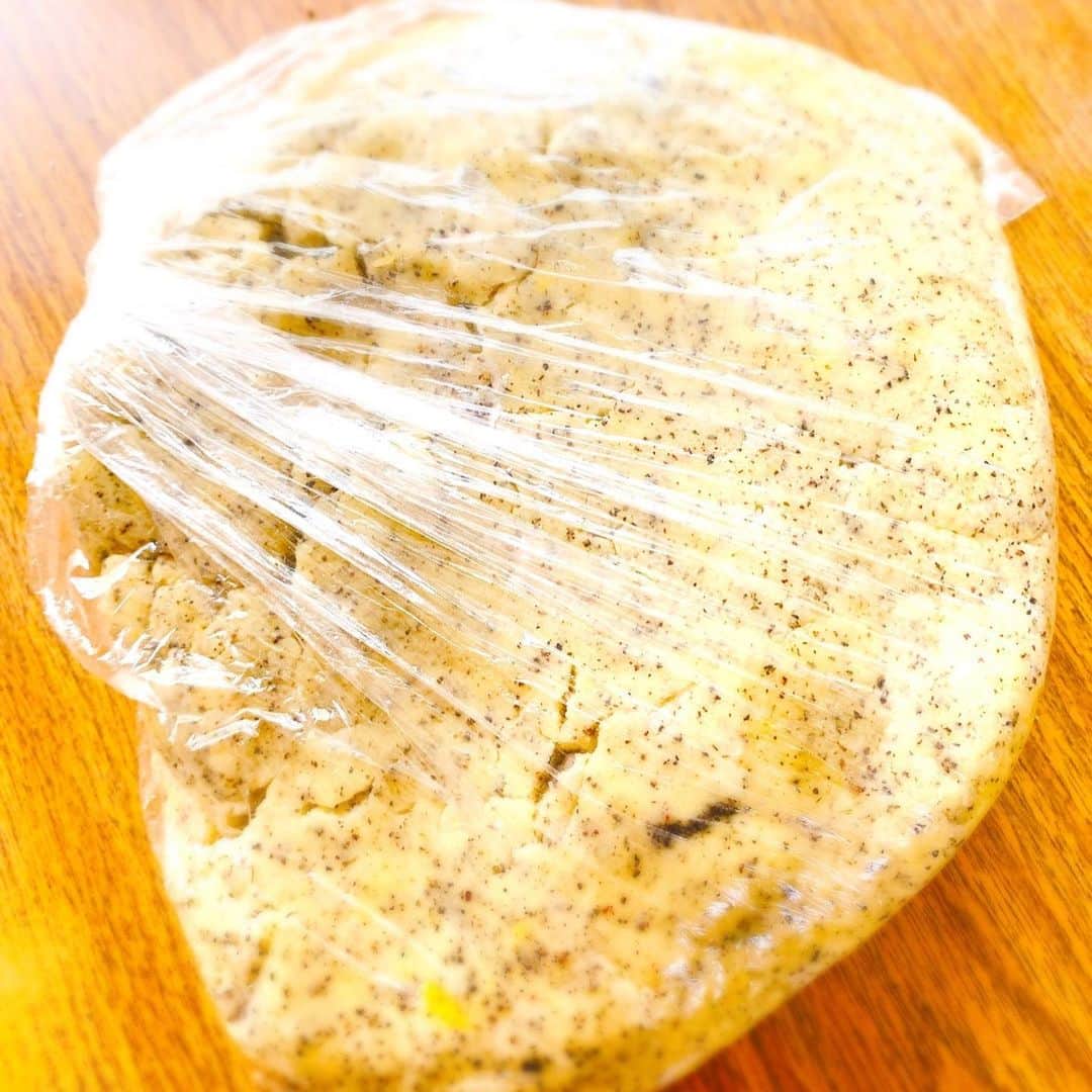 森崎友紀さんのインスタグラム写真 - (森崎友紀Instagram)「#森崎友紀#クッキー#料理#cooking#手作り#差し入れ#ポリ袋#モミモミ#クッキー生地#動物型#紅茶クッキー#型抜き#ミツバチ#リス#ウサギ#タヌキ  ポリ袋でモミモミしたクッキー生地は、 動物型で抜いて紅茶動物クッキーにしました（＾_＾） 子供達が喜ぶので型抜きすることが多くなりました。  ミツバチ、リス、ウサギ、タヌキの4種。  2人とも大喜びでした(*´∀｀*)」4月21日 14時37分 - morisakitchen