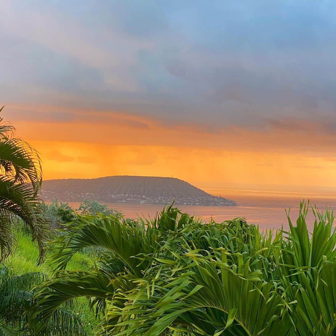 マキ・コニクソンさんのインスタグラム写真 - (マキ・コニクソンInstagram)「Good morning from Hawaii!! 只今ハワイ時間朝の06:20。 ココヘッドの方は雨が降ってる！ 朝焼けx雨xココヘッドのコラボレーションは幻想的！✨✨ 朝からテンション アゲアゲのアゲ子です！今日もハッピーな引きこもりで頑張んべー！😊世界のどこにいても心は一つ！ 皆んなで今を乗り越えよう！💪🏼 #エアハワイ🌺  #頑張れハワイ！#頑張れ世界🌏 #朝焼けのストーリー見てね！👀」4月22日 1時29分 - makikonikson