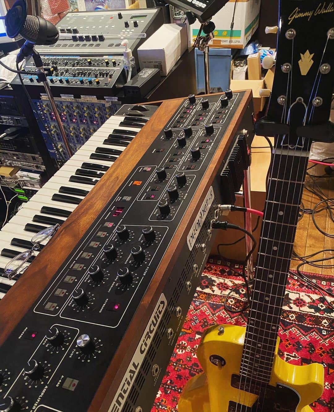 本間昭光のインスタグラム：「このタイミングでアナログ派閥が完全に復権してきとる。  #prophet5  #sp1200  #mks80  #jimmywallace」