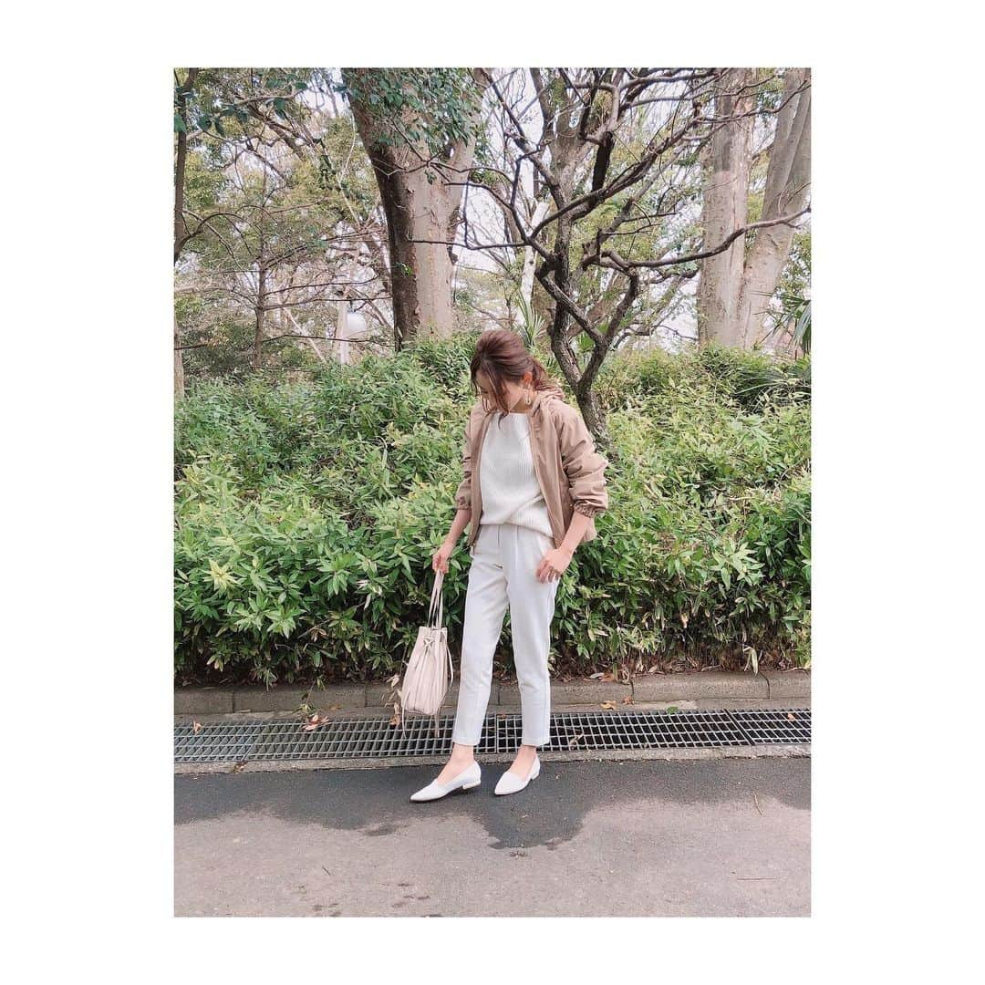 花清まゆこさんのインスタグラム写真 - (花清まゆこInstagram)「相変わらずワンオペな毎日で、、、 一日があっという間に過ぎていきます^^; 自粛生活にも慣れてきて、 息子たちも、 人が沢山いる場所には行っては行けない事を理解してくれるようになり、、 なるべく人がいない公園に行くようにしているのですが、  最近は、  林のような場所で探検しています笑  野生児かー！！🤣 都会の中にも、自然いっぱいの広い場所があるってありがたい！！ 明日は、  ミミズ掘りしたいんだって。。。 えーっ(-｡-; ママやりたくないんですけどー💧笑  #自粛生活  #相変わらず　#ワンオペ育児  #辛い　を通り越して、 もうなんでもこい状態！（笑）  #母強し　#頑張ろう　#コロナに負けるな #コロナウイルスが早く終息しますように  #fashion #男の子ママ #兄弟ママ #ママコーデ #パンツ #ニット#andme #bag #zara  #靴#fin」4月22日 0時09分 - mayuusa610