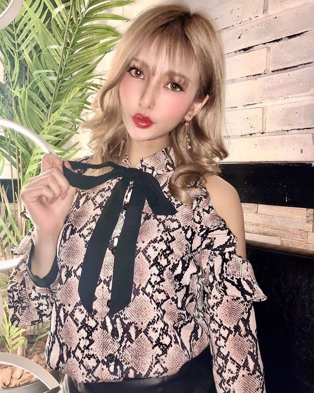 のインスタグラム：「前にストーリーにも載せた @pruge_clinic  PRP(ぷるぷる注射)について🤗💉 ぷるぷる注射は、自分の血液から成長因子を抽出してボリュームアップしたい部分に注入する再生医療💡 目の下のラインと、ほうれい線に施術してもらったよ🌟 目の凹みがなくなって、顔の印象が明るくなった💄♡ 自分の血液だから安心だし持続力も3年以上と長期間だよ✨ 術後は美肌効果もバッチリでした👼🏻🌤 ナチュラルに綺麗になれるよ～🎀💘 _  #プルージュ美容クリニック#prp#ぷるぷる注射#美容#再生医療#美肌#メイク#駅近#モデル#ダンサー#キャンギャル#ハーフ#レースクイーン#一眼レフ#クウォーター#ファッション#コーデ#金髪#ヘアアレンジ#シースルーバング#ハーフメイク#girl#me#tokyo#japan#beauty#model#make#makeup#rq」