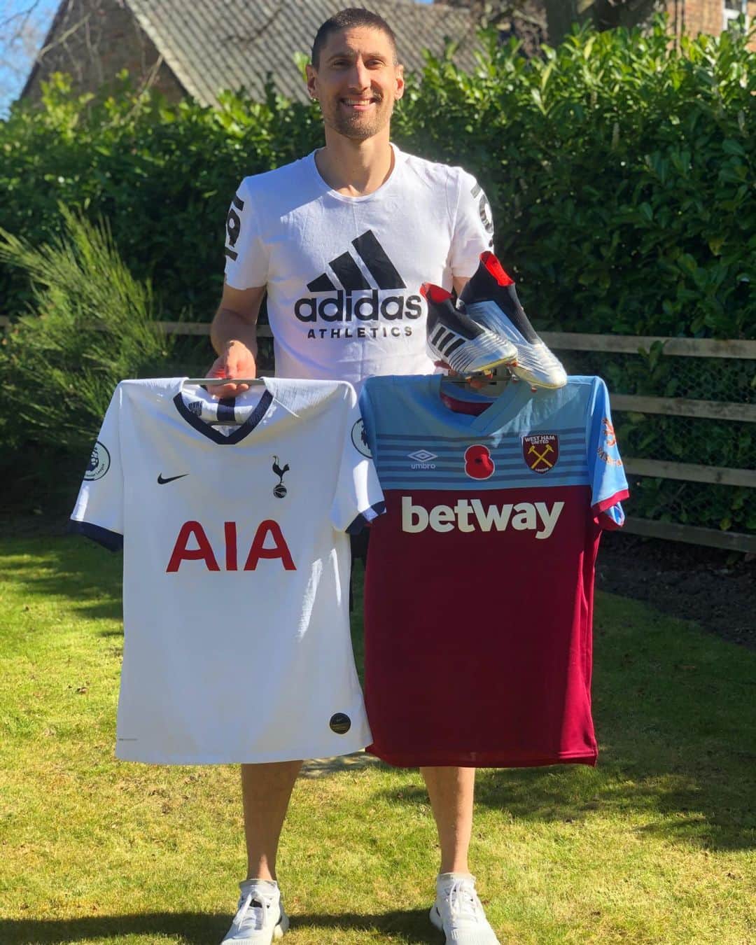 フェデリコ・フェルナンデスのインスタグラム：「Let's play a game and win my signed BOOTS ⚽️. . 1) Guess the two PLAYERS that I changed t-shirt with.  2) Tag 3 FRIENDS.  3) Like the POST & share in your HISTORY. . Announcing the winner Thursday 23rd of April.」