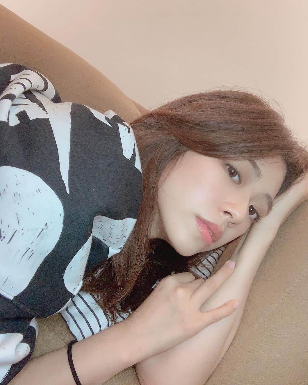 わちみなみのインスタグラム：「#おうちじかん　みんななにしてる？﻿ ﻿ わたしは今日卵たくさん落として割っちゃって﻿ さいあくだった！😭😭﻿ 罰として卵5分ぐらい床に寝かせてた、、﻿ ほんとダメ人間笑﻿ ﻿ 気分転換に頼んでたカラコンが届いたから﻿ つけてみたよ﻿ めっちゃかわいい〜🥺﻿ デートトパーズ😊😊﻿ ﻿ #おうち時間　#デートトパーズ﻿」