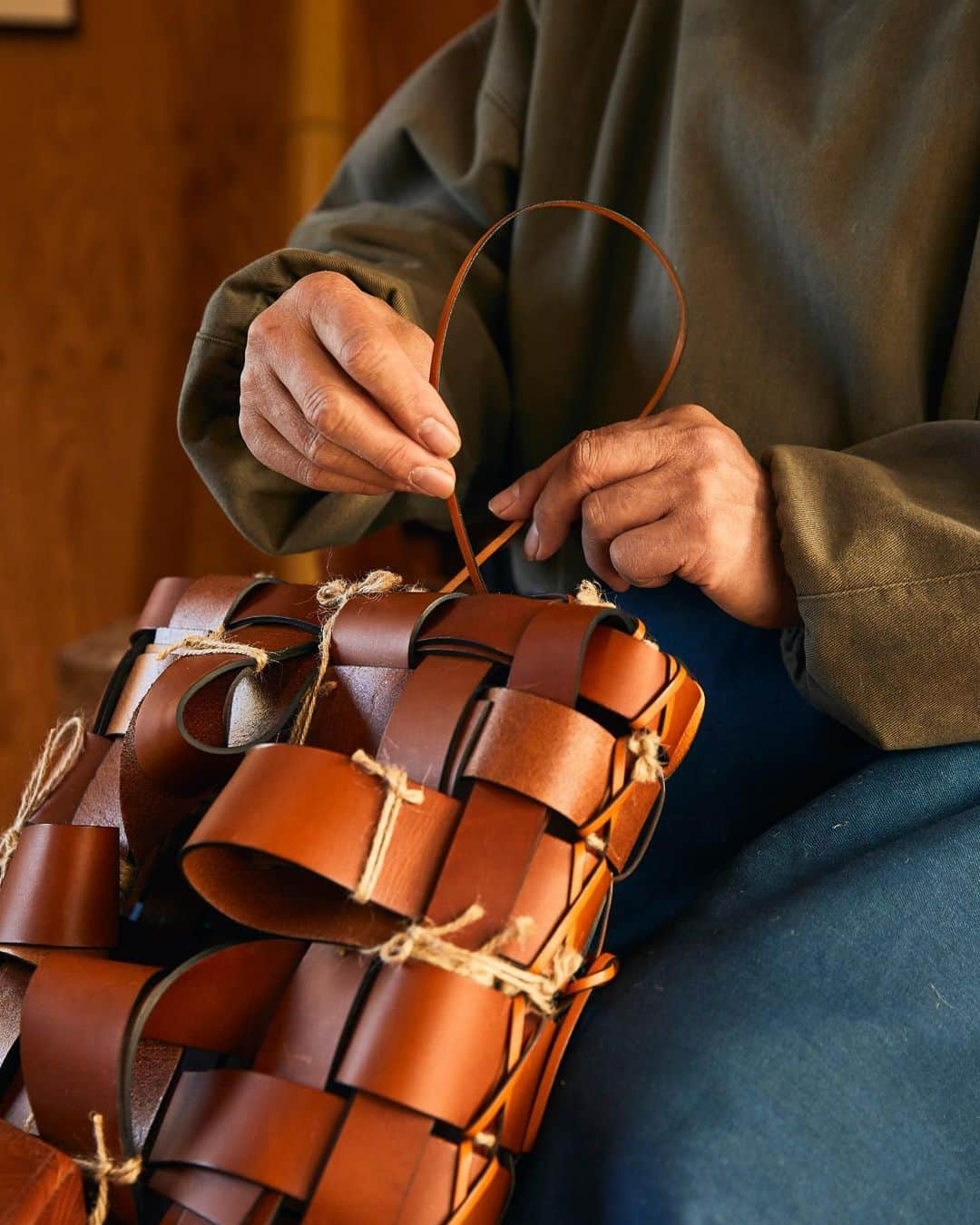 Loeweさんのインスタグラム写真 - (LoeweInstagram)「As part of 'LOEWE EN CASA', we're digging into our archives to look back at some of our past projects and artisan collaborations.  The LOEWE Baskets project in 2019 surfaced age-old weaving techniques and explored the cultural significance of baskets as objects of both decoration and utility as part of Salone Del Mobile.  One of the collaborators was with Hafu Matsumoto - a Japanese bamboo-weaver who has dedicated his life to mastering the native material. Deeply reverent of bamboo, he weaves ethereal sculptures that bring out its finest qualities.  #LOEWE #LOEWEprojects」4月22日 0時16分 - loewe