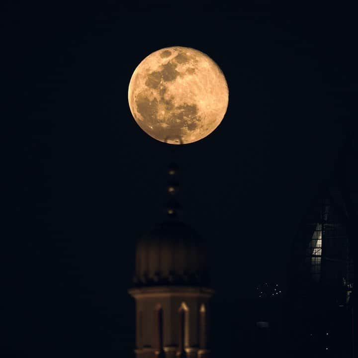 ドバイのインスタグラム：「#Dubai Stay Safe #دبي #FullMoon 📷:@dubaifilm」