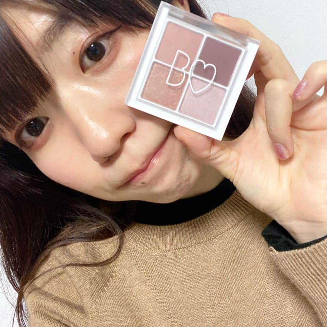 ぱいぱいでか美さんのインスタグラム写真 - (ぱいぱいでか美Instagram)「森戸知沙希さんが吉田朱里さんからもらったアイシャドウを真似して買うぱいぱいでか美 ꙳ #eyeshadow #BIDOL #theアイパレ #駆け引きのピンク (02) #吉田朱里 さん #アカリン @_yoshida_akari  #森戸知沙希 さん #morniningmusume20 @morningmusume_official  #ハロメンが服を着ると売れる シリーズ #ハロメンが化粧すると売れる #瞼が聖地巡礼 ꙳ アカリンさんが娘。みんなにあげたっぽいアイシャドウ！ 私はちぃちゃんとお揃いにしたかったので 「駆け引きのピンク」にしました❤︎ 普段は結構、青っぽいフィルターとかかけるんだけど 色味ちょっと伝わればいいなと思って 色調はあんま変えずにホワイトバランスだけ調整して写真明るくしてみたよー。 左下のラメがめちゃかわいい& 右下はハイライトにも使えて良いです☻ 左上は涙袋に塗ると可愛いかも 右上は自分の目には結構濃い目なので アイラインと同じ感じでキワにすーーっと遠慮がちにのせて そのあと目尻に垂れ目っぽく使ってみました。 アカリンさんの動画よく見るから ちぃちゃんがブログに載せてくれてめちゃ欲しくて ドラッグストア行った時に頸髄反射のように購入しました。」4月22日 0時19分 - paipaidekami