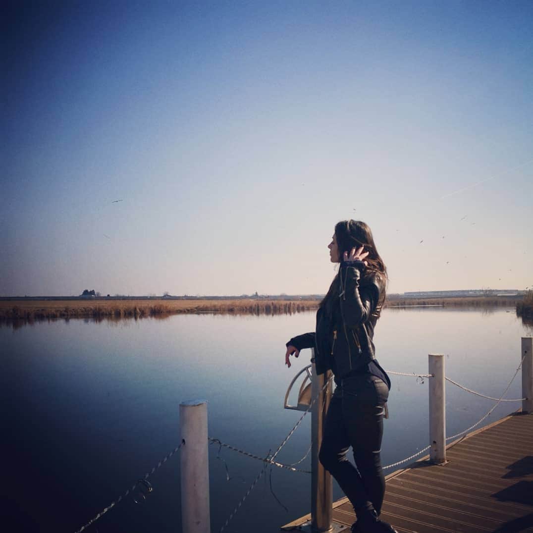 カタリナ・ポノルのインスタグラム：「@cosmopolis_bucuresti #unorasnumitacasa #primavara #relaxare #familie #zambeste」
