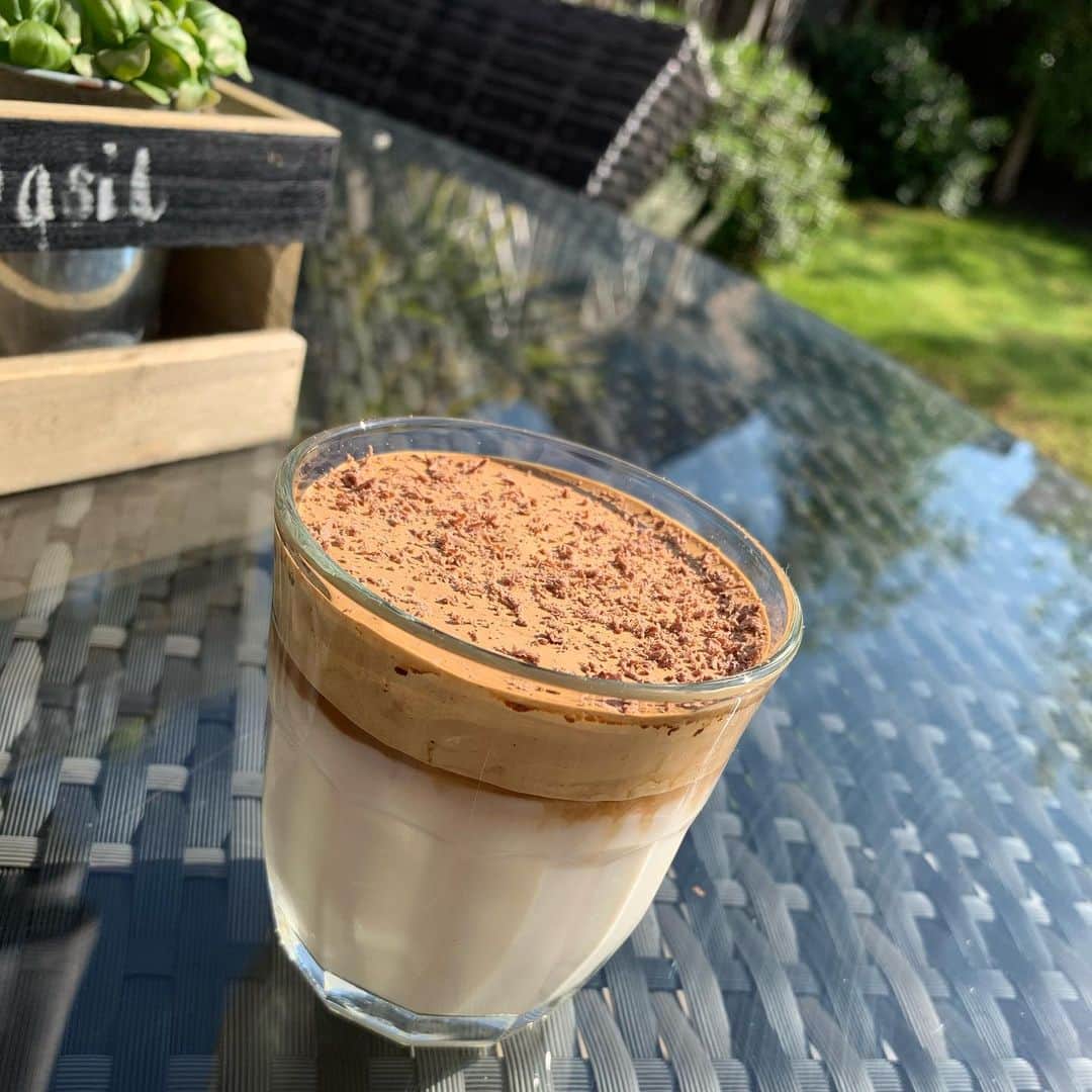 ガブリエル・アドコックのインスタグラム：「• 𝒟𝒶𝓁𝑔𝑜𝓃𝒶 𝒸𝑜𝒻𝒻𝑒𝑒• yummy alternative on this warm sunny day ☀️ I must say it’s pretty blooming good 👌🏻 #whippedcoffee #icecoldmilk 😋 @lamarzoccouk ☕️❤️」