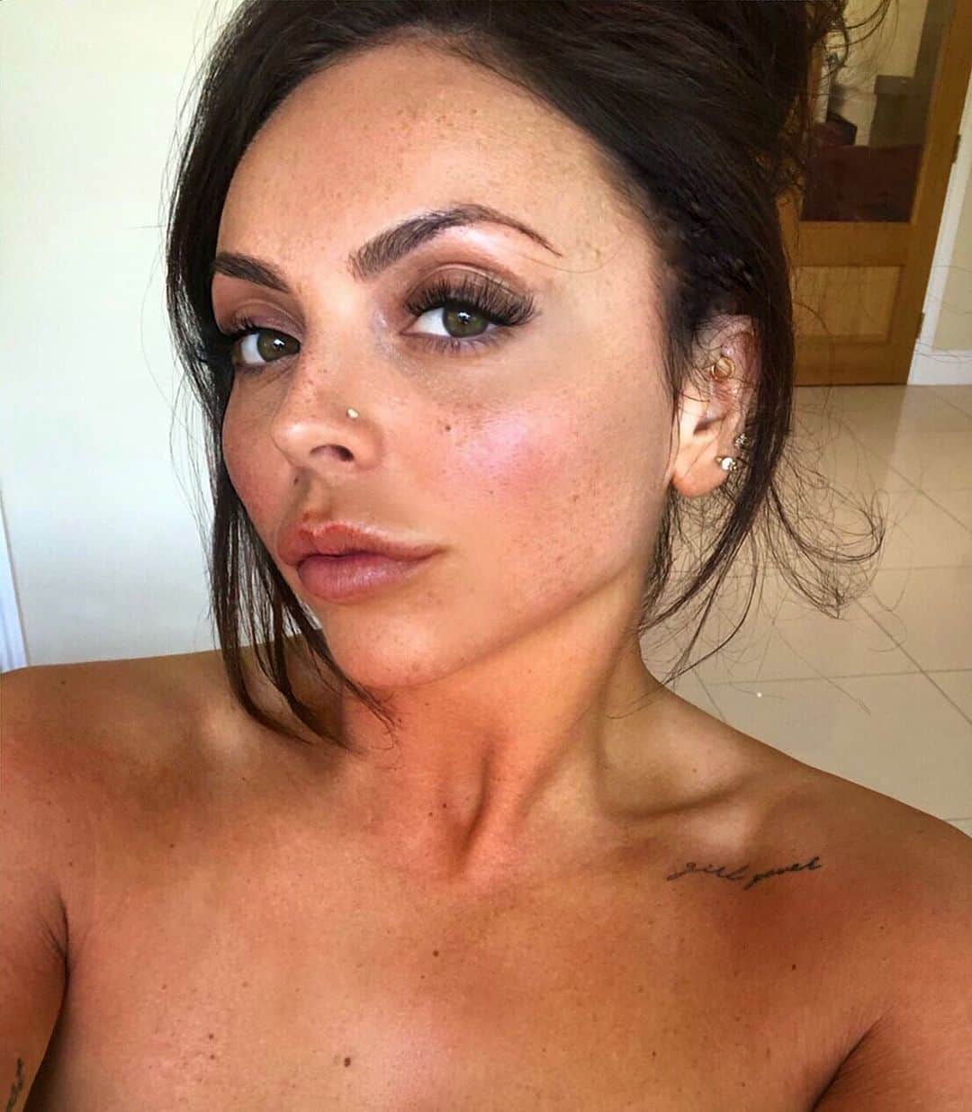 ジェシー・ネルソンのインスタグラム：「Ray gave me some freckles today 🤓」