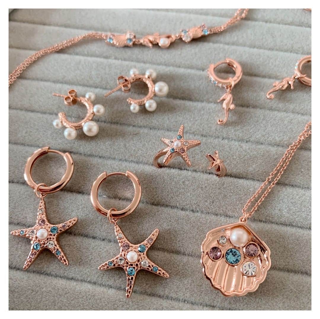 Olivia Burtonさんのインスタグラム写真 - (Olivia BurtonInstagram)「After an amazing reaction to our magical Under The Sea collection last year – we were inundated with requests from our super creative customers asking for more sea inspired styles 🌊✨ In true Olivia Burton spirit, we didn’t want to disappoint so our tiny design team worked on a brand new release. Some 240 days later, the styles have arrived and we’re so excited to show them off but we’re also very sensitive to the fact that buying a new watch or a pretty piece of jewellery isn’t at the top of your priority list right now. But, we decided to show you anyway, because we sort of feel like they deserve a bit of attention 👀 Lots of hard work and creativity went into creating each and every piece – so in recognition of the teams hard work... let us unveil our latest Under The Sea release 🐚💙✨ We hope they remind you that sunnier days are ahead ☀️ #MyOliviaBurton #UnderTheSea #SunnierDaysAhead」4月22日 0時41分 - oliviaburtonlondon