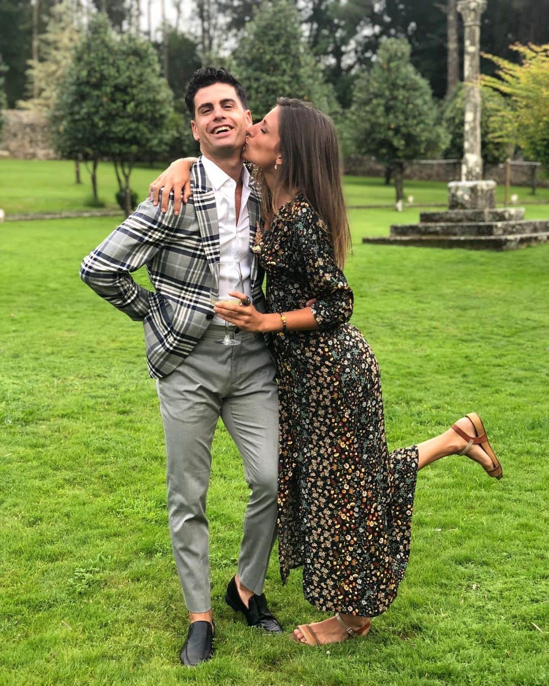 ハビエル・ラジャのインスタグラム：「Feliz cumpleaños mi amiga, hermana, parienta!  29 añitos de amistad, de vida, y lo que nos queda.  Gracias por sacarme siempre una sonrisa hasta en los peores momentos.  Te quiero mi Ainhoa ❤️ Disfruta de tu día ✨」