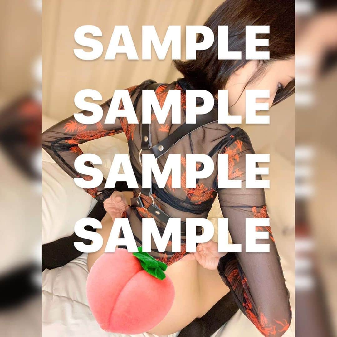 イナのインスタグラム：「. . " みんなでほろよいparty " . #おしり チェキ撮ったから買ってね🍑 . 22日の20:00までだよ🖤 . . #おうちじかん #超ロングOFFいな#OFFいな #burlesque#yavay#バーレスクヤバイ#バーレスク#dance#ハーフ#とにかく普通じゃない#超楽しいの向こう側#お尻#モデル##舌ピ#首輪#エロかわ#くびれ#黒髪#黒髪赤リップ#ショートボブ#黒髪ショートボブ#おうちグラビア#インスタグラビア」