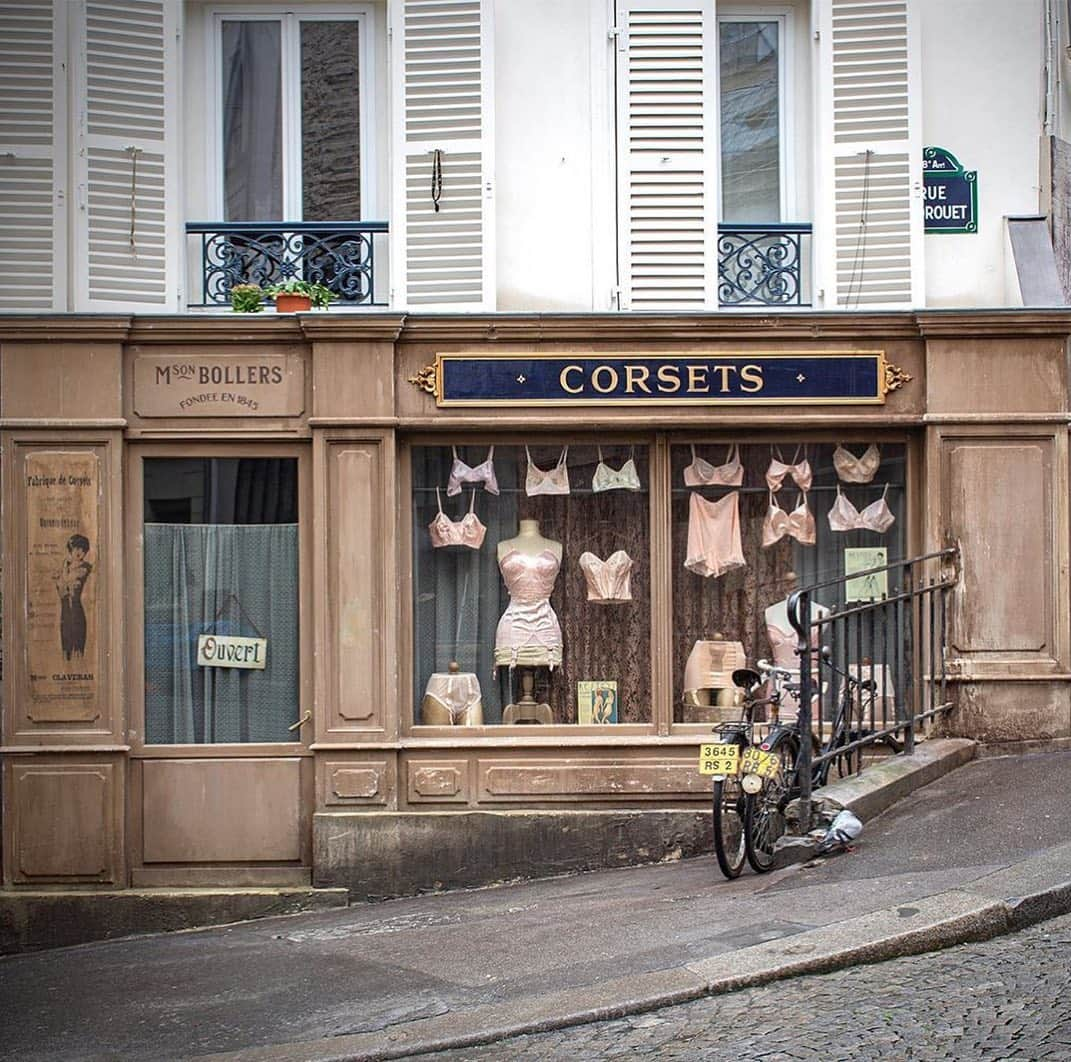 My Little Parisさんのインスタグラム写真 - (My Little ParisInstagram)「Configer (v.) : suspendre le temps en raison du confinement. Exemple : Montmartre est configé au temps de l’Occupation depuis le tournage du film “Adieu monsieur Haffman”, prématurément stoppé par l’épidémie. Vieilles voitures, affiches de propagande… Plus d’un mois que les habitants ont d’autant plus de raisons de perdre la notion du temps. 🇬🇧: Since the beginning of quarantine, a part of Montmartre is frozen in the 40’s. A second world war movie was shot when the confinement began. Everyone went home but the sets were left uncared-for. (📸 @pixdar @pretavoyager)」4月22日 1時06分 - mylittleparis