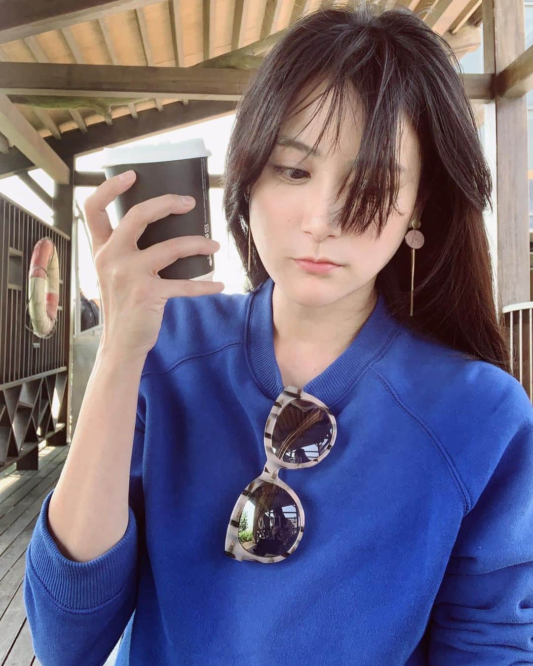 Liga Chiangのインスタグラム：「人們一直都說 要做自己 一直以來我都覺得是 我就是要做自己 但其實  我們要做自己  也要改變自己💪  努力在有安全感的世界練習降落 四月二一，慢的剛剛好。💙」