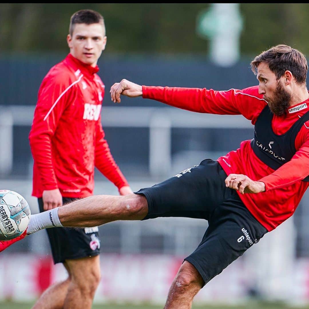 マルコ・ヘーガーのインスタグラム：「@fckoeln @nk3 ,#goal or not🧐? Answer later in my #story 😜⚽️! #nike #competition #effzeh #fc #cologne #training #blessed #positivevibes #together #against #corona #stayathome #mh6 #liebedeinestadt」