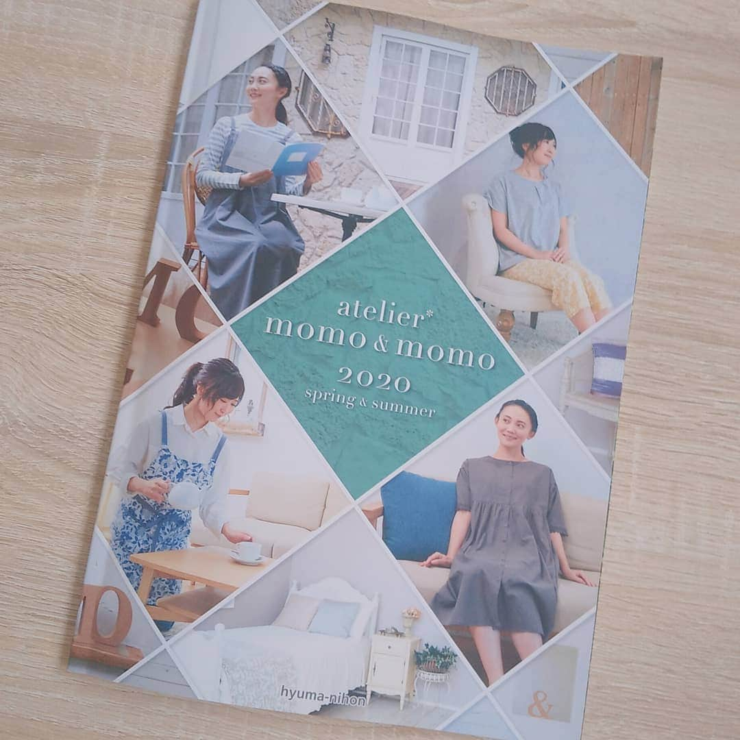 佐々木実季さんのインスタグラム写真 - (佐々木実季Instagram)「2019年に引き続き、atelier momo&momo2020年春夏のカタログに出させていただきました😊今は特にお家にいる時間が長いという方も多いと思います🙏可愛いエプロンやルームウェアは本当にテンション上がりますよ🎵私もナチュラルで丁寧な暮らしを目指しています🌿 #アトリエモモ&モモ #ateliermomo&momo #ルームウェア #エプロン #カタログ #2020年春夏 #モデル #2020年ss #部屋着 #カタログモデル #ナチュラルメイク #ナチュラルコーデ #ナチュラルが1番 #主婦コーデ #ママコーデ #ワンピースエプロン #ワンピース #エプロンドレス #妊婦コーデ #springsummer2020 #japanesemodel #model #catalogue #roomwear #apron #catalog #aprondress #ss2020 #onepiece」4月21日 16時23分 - miki.sasaki_golf