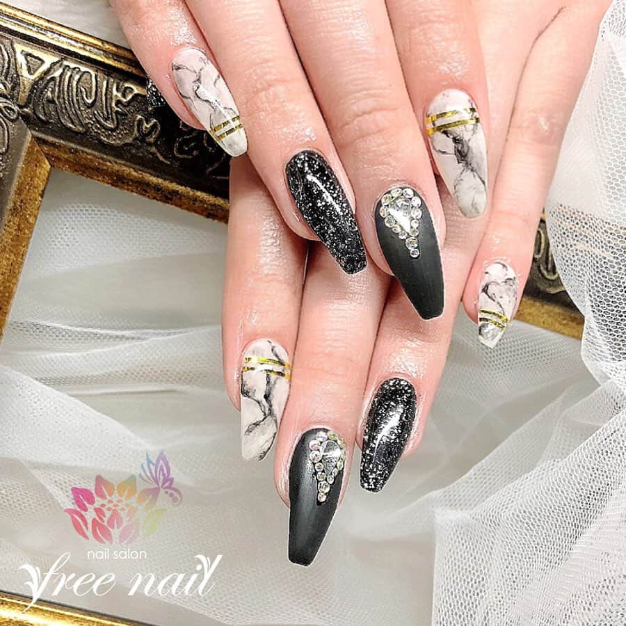 Free Nail フリーネイルさんのインスタグラム写真 Free Nail フリーネイルinstagram お客様ネイル モノクロ大理石ネイル 大人ロング スワイプして動画も見てね ご来店ありがとうございました