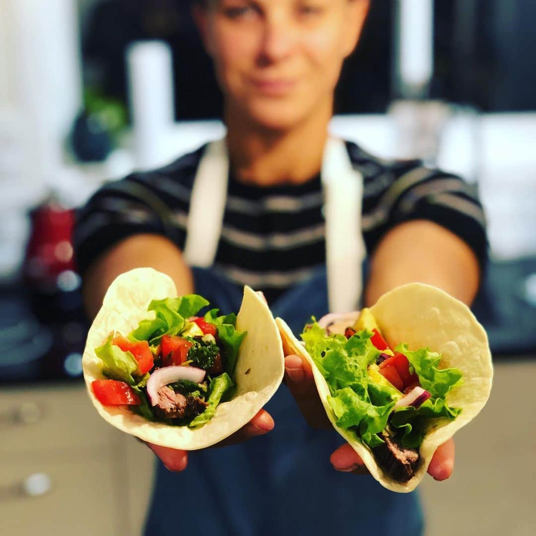 リサ・キャリントンのインスタグラム：「Tonight’s dinner - Chimichurri steak tacos. Swipe across for the recipe #lockdowntacos #nzbeefandlamb」