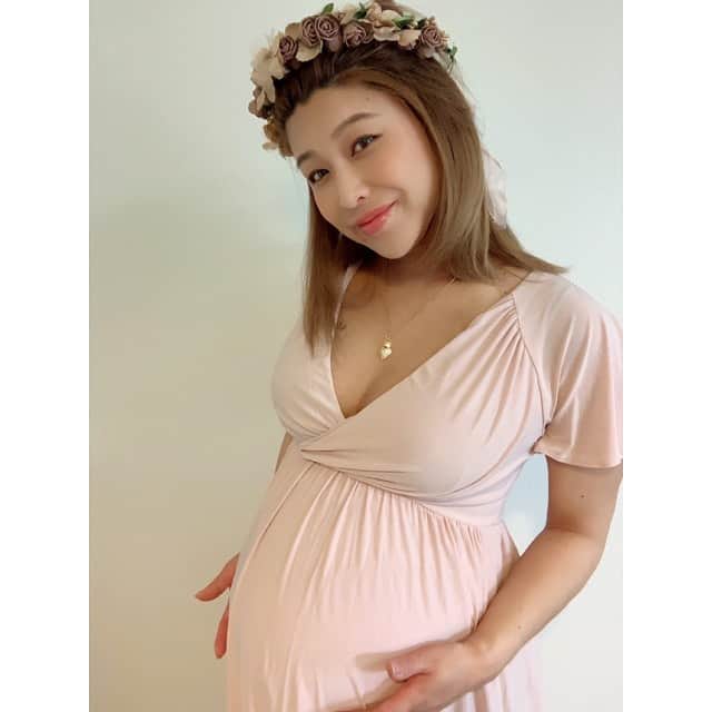 pukkeyさんのインスタグラム写真 - (pukkeyInstagram)「Self maternity photo📸  本当はお願いしてたんだけど 今はお互いを守るため。 大事な人を守るため。 自分で頑張りました🥰  撮影用に用意してた お花の冠👑を被りました❤️ 早くなんも気にせず外に出れる日が来ますように👼  予定日まであと18日♥️ #pregnant #pregnantwoman  #37w3d #18daysleft  #10months #selfmaternityphoto #babygirl #女の子ママ」4月21日 16時33分 - yuuki_pky