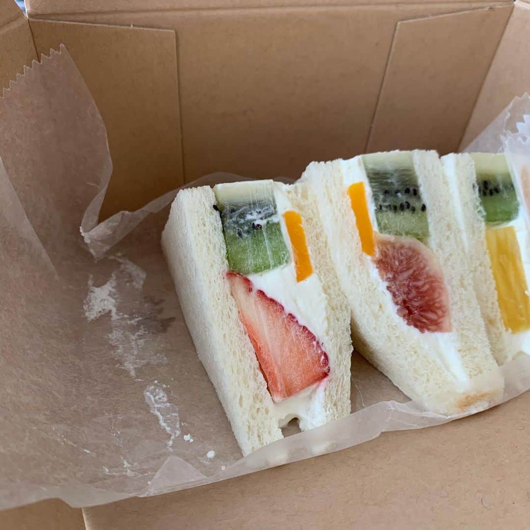 HONOKAのインスタグラム：「.〻  おいしいおいしいフルーツサンド🥪 心もおなかも満たされた〜テイクアウトハッピー🍊🍇🍓🍈🍑 #フルーツサンド」