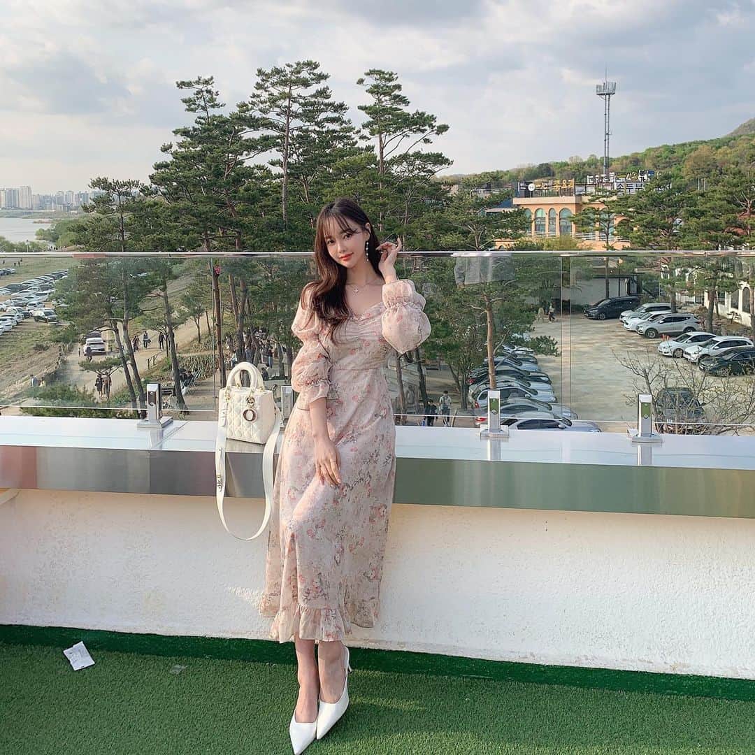 Hyemiさんのインスタグラム写真 - (HyemiInstagram)「오늘은 하늘도 예쁘고 구름도 예쁜데 바람이 살벌하게 부네요🤣  다들 안날아가게 조심하세요! 원피스는 내일까지 주문받고 마감이예요💗  목요일은 저의 인생쿠션 리브유쿠션 오픈됩니다! 이번에 역대급 좋은구성으로 진행해요☺️💕」4月21日 16時35分 - hinzajoa