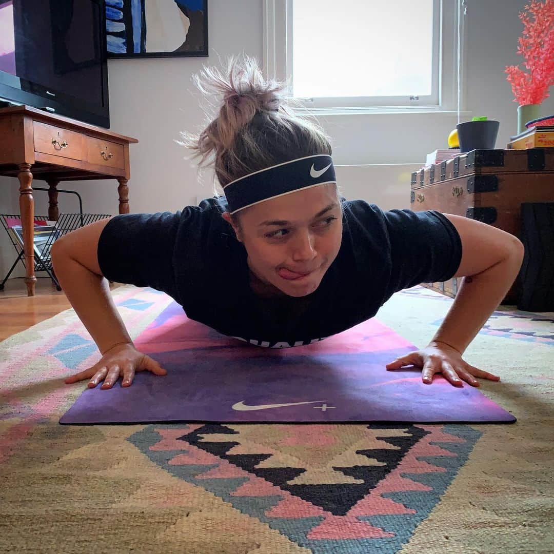 フィービー・ディ・トマソのインスタグラム：「LOL. Got challenged to another BLOODY PUSH-UP CHALLENGE last night by @senlf 🙃 25 push ups for 25 days BUT it's to raise awareness for PTSD, depression + anxiety.  I'm not gonna do 25 push-ups for 25 days (Sorry Sylv) but I am gonna say a few quick words about mental health tings 🧠 Can everyone plz make sure you're focusing on your MENTAL health as much as you're looking after your PHYSICAL health RN. I mean, I know they go hand in hand. But while everyone is making sure they get a daily workout in (KEEP DOING THAT TOO!!) Make sure you're checking in with your headspace everyday 💆🏻‍♀️ Phone a friend! Watch a good movie! Have a LOL! (I tell good jokes) Bake a cake (or bread LOL) Have some ice cream! Whatever floats your boat! Good things to make you feel good. Obvs mental health goes a lot deeper than this. So if you're struggling (you're not alone) REACH OUT 💖 YOU GOT THIS (so much more than I've 'got' 25 pushups)  #mentalnotes #youcantstopus」