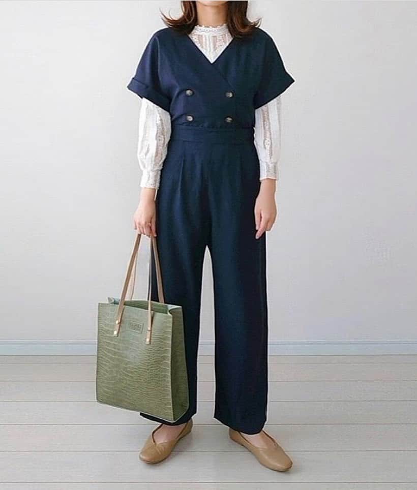 GU(ジーユー) さんのインスタグラム写真 - (GU(ジーユー) Instagram)「ダブルボタンジャンプスーツコーデをPick up！﻿ きちんと感のある、ダブルデザインのジャンプスーツ✨品のある着こなしが実現するデザインが魅力的😘とっても素敵ですね（絵文字）フェミニンなブラウスで合わせたスタイリングもGOODです👍1枚で良い感じをつくれるから、デイリーからお出かけまで活躍間違いなしです🙌﻿ 是非、チェックしてみてくださいね💁‍♀️💕﻿ ————————————﻿ ☑ダブルボタンジャンプスーツ(半袖)﻿ ¥2,990＋税（通常価格）﻿ 品番:324045﻿ ————————————﻿ Pick Up Post﻿ @nuttue さん、ステキな投稿ありがとうございます😊﻿ #GU #GUstyle #YOURFREEDOM #gu_for_all #GUKorea #GUHK #GUTAIWAN #ジーユー #ジーユーコーデ #GUコーデ #ジユジョ #ダブルボタンジャンプスーツ #大人カジュアル #カジュアル #大人女子 #着回しコーデ #シンプルコーデ #春コーデ #デイリーコーデ #大人コーデ #お出かけコーデ #きれいめカジュアル #ジャンプスーツ #オールインワン」4月21日 16時42分 - gu_for_all_