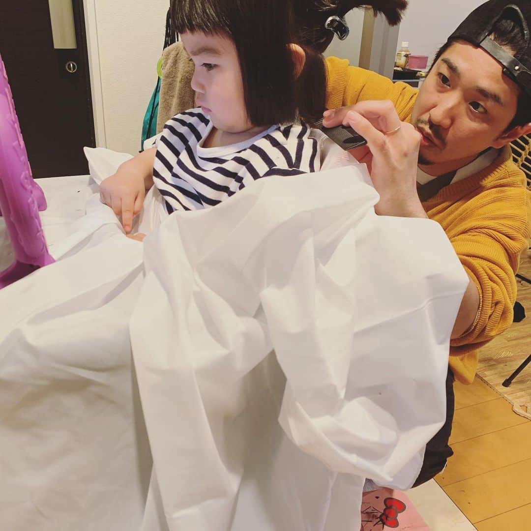 小松美緒のインスタグラム：「おこと、初めて後ろの髪の毛をカット✂︎ 七五三の事考えて伸ばしておこうと思っていたけど、 あまりにものびるのが早いしもう長くなりすぎたので、　 この機会に、、とpapaがおうちでばっさり✂︎💈 家に水をいれるトリガーがなかったので、ディズニーの水が出る扇風機使いました♡ けっこう使えた！  って言っても私は美容師だけど、この日ドライヤーしただけ。笑🤷🏼‍♀️」
